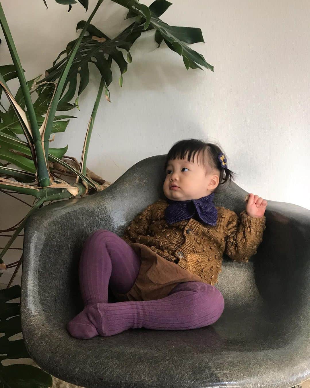 濱中鮎子のインスタグラム：「お嬢のことばとこうどう。  ✔︎ことばたち  とぅーたん かぁーたん りっちゃん(お嬢のこと) チャイ(チャイだけ呼び捨て)  ※チャイ以外は指差しがないとみんなとぅーたんに聞こえる。稀に上手くいく発音。  パン🍞(たぶん今この世で1番好き)  バイバイ(さよなら時以外にも、私に構わないでと伝えたいときバイバイ言われる)  あっち こっち(ちっちぃー)  ワンワン🐶  葉っぱ(ぱっぱ)  ブッブー🚗  よくある行動  ✔︎どれをおかわりしたいかかなり明確に伝えてくるw  ✔︎ヨシヨシしてというとヨシヨシみんなにしてくれる  ✔︎眠いとき、お腹トントンしろ！と自分のお腹をトントンする  ✔︎小さな赤ちゃんのお腹をトントンしてあげる(君も赤ちゃんだからねちなみに)  ✔︎祖父母に電話したい時明確に誰にかけたいか伝えてくる  ✔︎だめなことをするときは、ニヤッとしながらこちらを見る  ✔︎投げキッスを誰にでも出来る  ✔︎音楽をかけると現代っ子的なダンスをする  ✔︎NetflixはPeppa Pigがお気に入りで他にすると変えろと言われる  ✔︎手話番組が好き。真似をする  ✔︎指を二本くわえたままバイバイと手を振る(怠慢)  ✔︎おかわりがデフォルト  ✔︎服のサイズが80のはずが腹回りは3、4歳レベル  ✔︎くすぐられるのが好きでバンザイしてというとくすぐられたいがためにバンザイする  ✔︎体のパーツ名を理解して指差し出来る👉(お腹のときは、ぽんぽこ叩いてみせ、お尻のときはニヤニヤする)  ✔︎パン食べる？じゃあ座って！というと一目散に座りにいく  ✔︎お風呂一緒に入ってくれる？手繋いで行こうというと手を繋いですんなり風呂に行く。笑  ✔︎絵本のタイトル言うとそれを本棚から正確に持ってくる  ✔︎私が何かこぼすとすぐフキンを持ってきて拭いてくれる 　特に床まわり  #1y5m」