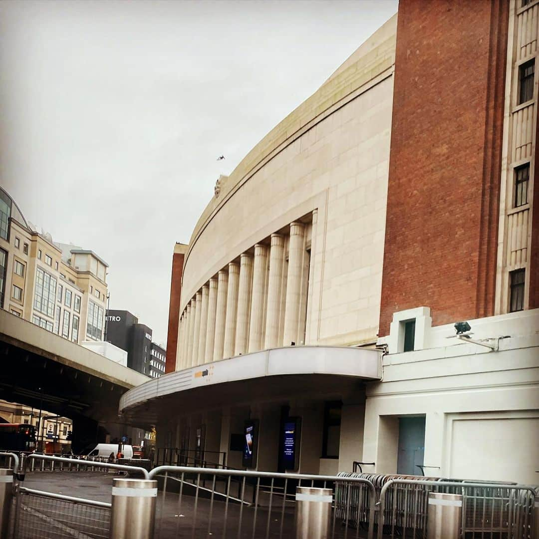 ブライアン・メイさんのインスタグラム写真 - (ブライアン・メイInstagram)「I’m on a mission today.  Anybody recognise this place, very quiet today ... but there is hope !!! Bri」11月30日 23時20分 - brianmayforreal