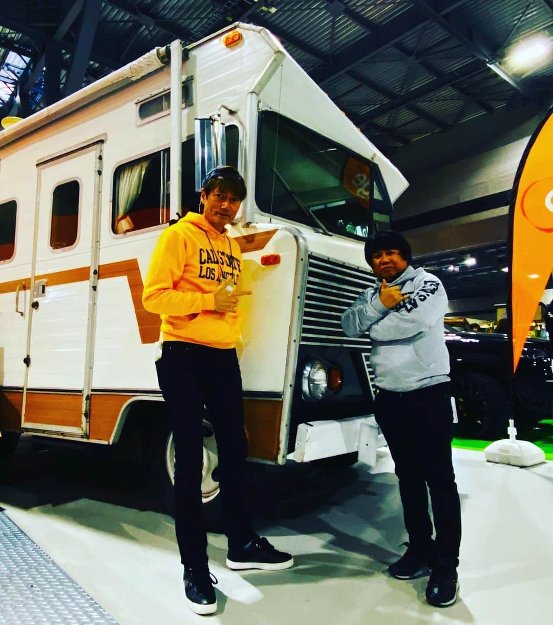 マイケル富岡のインスタグラム：「アメリカ縦断はこの1971年Winnebagoで♡ #fieldstyle #aichiskyexpo #outdoor #lifestyle #camp #camper #fun #happy #generalamericanhome #la #california #usa #マイケル富岡 #タレント #俳優 #撮影 #アウトドア #ライフスタイル #海 #actor #actorslife #surf #surfershouse #winnebago #アウトドアの祭典 #bestfriends」
