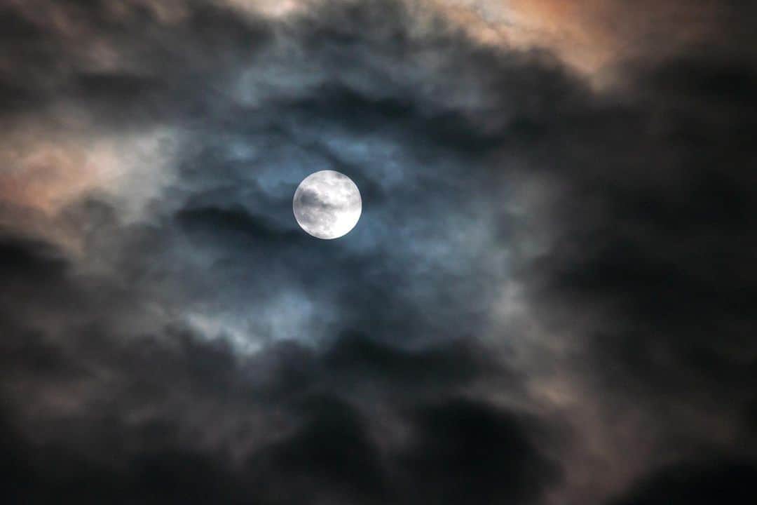 kyoko_zzzのインスタグラム：「Beaver Moon🌕  ビーバームーンなんて初めて聞いてんけど有名なの？世界的にはどうなんでしょうか？🤔  と言いつつ、夕方からいそいそとベランダに三脚を立て、月が登るのを待っていました🤗  #fullmoon #beavermoon」