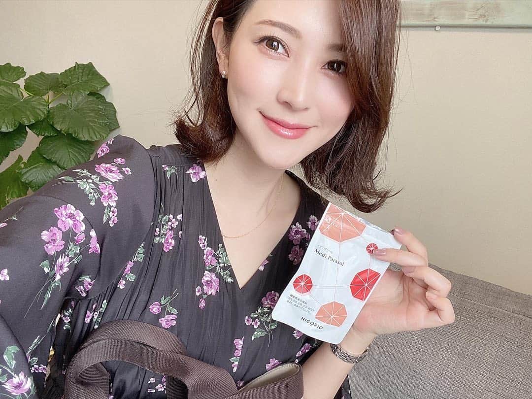 のインスタグラム：「* ✨通年でUVケアをするために、 飲み続けているサプリメントをご紹介します😊❤ * ✅ Medi Parasol（メディパラソル） * 日に当たると赤くなりやすいし、 日焼け後の乾燥も感じやすい私のお肌。 新しくなったメディパラソルには、 紫外線の刺激からお肌の保護を助け、 乾燥からも守る作用があるとされる 「アスタキサンチン」が新配合✨ * 1日1粒目安で良いのも続けやすいポイント🤣‼ 粒も小さめで飲みやすい❤ * 長時間外にいた後の肌がごわつきも、 なんとなく軽減されている気がします♪ * 夏はもちろんですが、 年中降り注ぐ紫外線に負けないために、 秋冬の紫外線対策も頑張ります‼ #MediParasol  #メディパラソル #メディパラ #PR #UVケア #お守りサプリ #紫外線ケア #飲む紫外線対策 #紫外線対策  #室内日焼け #室内焼け  #秋冬の紫外線対策」