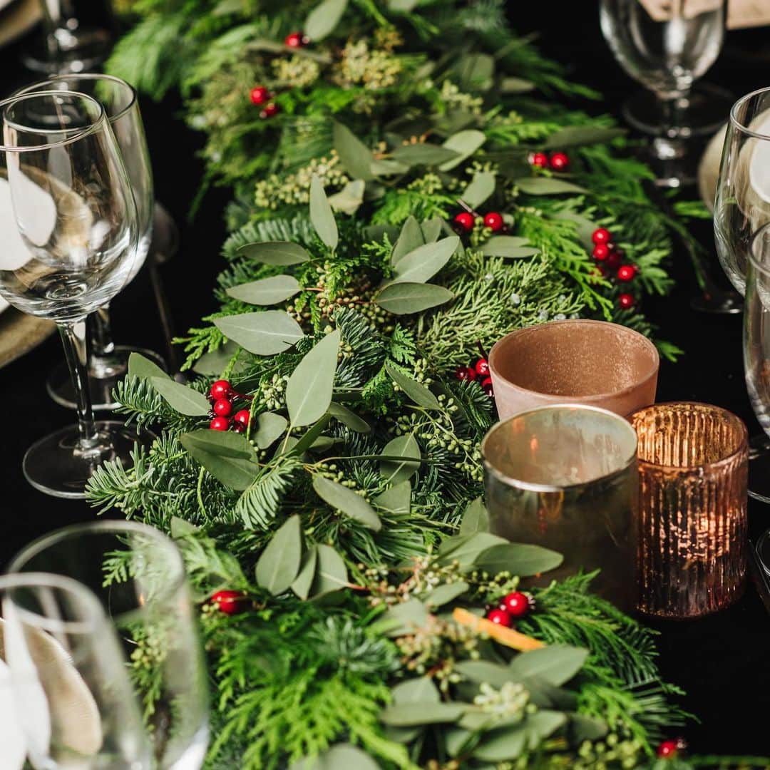 Grace Bonneyのインスタグラム：「Happy Monday! Amber here from @whileentertaining. It’s day 2 of my IG takeover and I’m excited to share more of my work! Prior to launching While Entertaining Magazine, I started my event agency - To Be Hosted where we focus on intimate gatherings and thoughtful gifting. We’re best known for our dinner parties. We’ve designed and coordinated dinners for clients like Netflix, Equinox, Bulleit, Patron, Nestle, even Tinder - and so many more.   The photos above are from a 2019 holiday dinner we planned and designed for Netflix. I loved this table design because I was able to bring in so many layers - a velvet table cloth, metallic chargers, garland (topped with some dried orange slices and red berries), and candle holders with three different finishes.   With everything, I hope the details make people feel special. Perhaps you’ll find some inspiration here for your holiday gathering. I’ll be sharing a few more pieces of holiday inspiration here today and all December long on @whileentertaining.   📸: @chi_chi.ari」