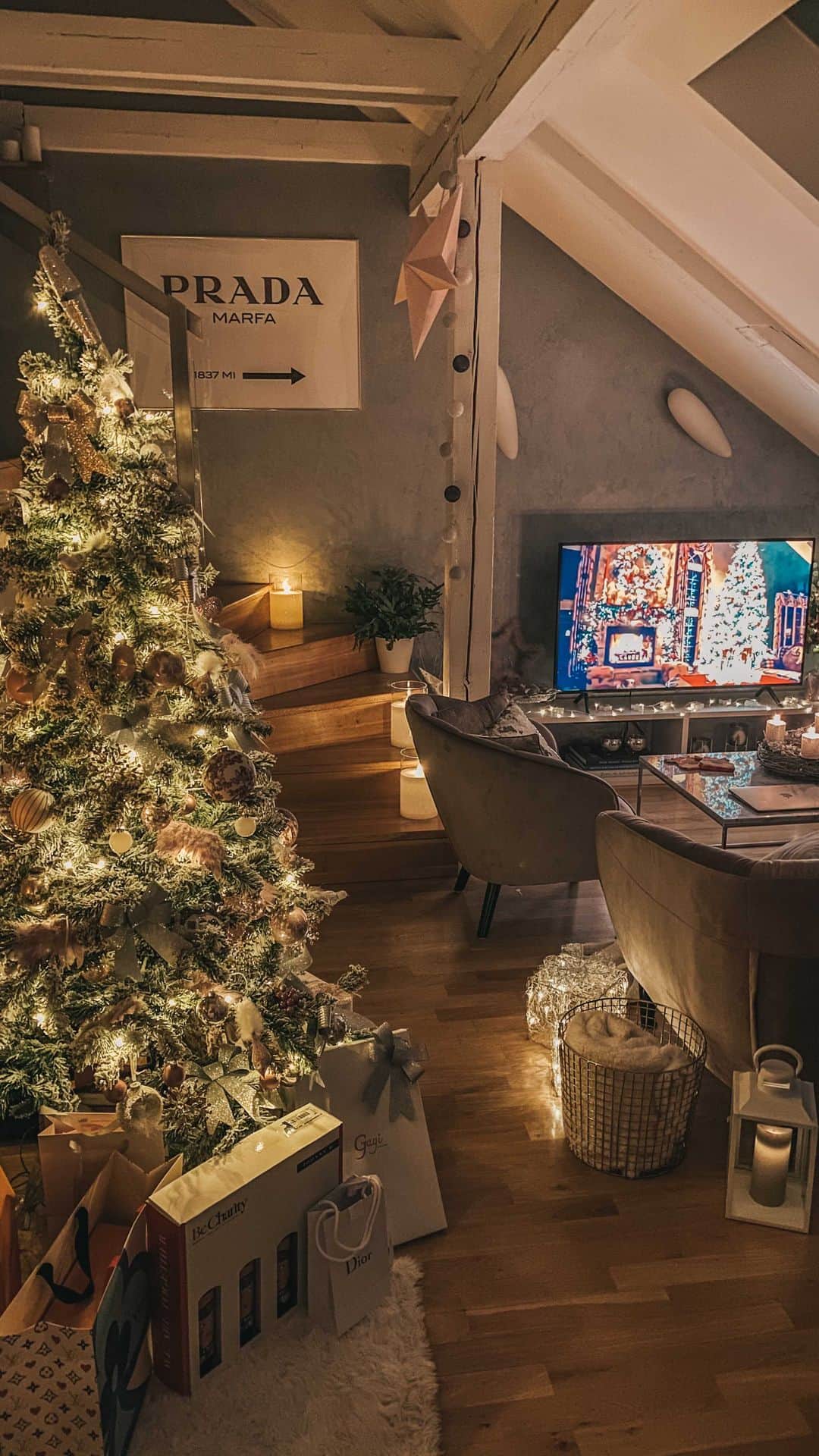 バーボラ・コディトヴァのインスタグラム：「Who’s ready for Christmas? 🎄Tag someone to drink hot wine with 🎅🏼🎁」