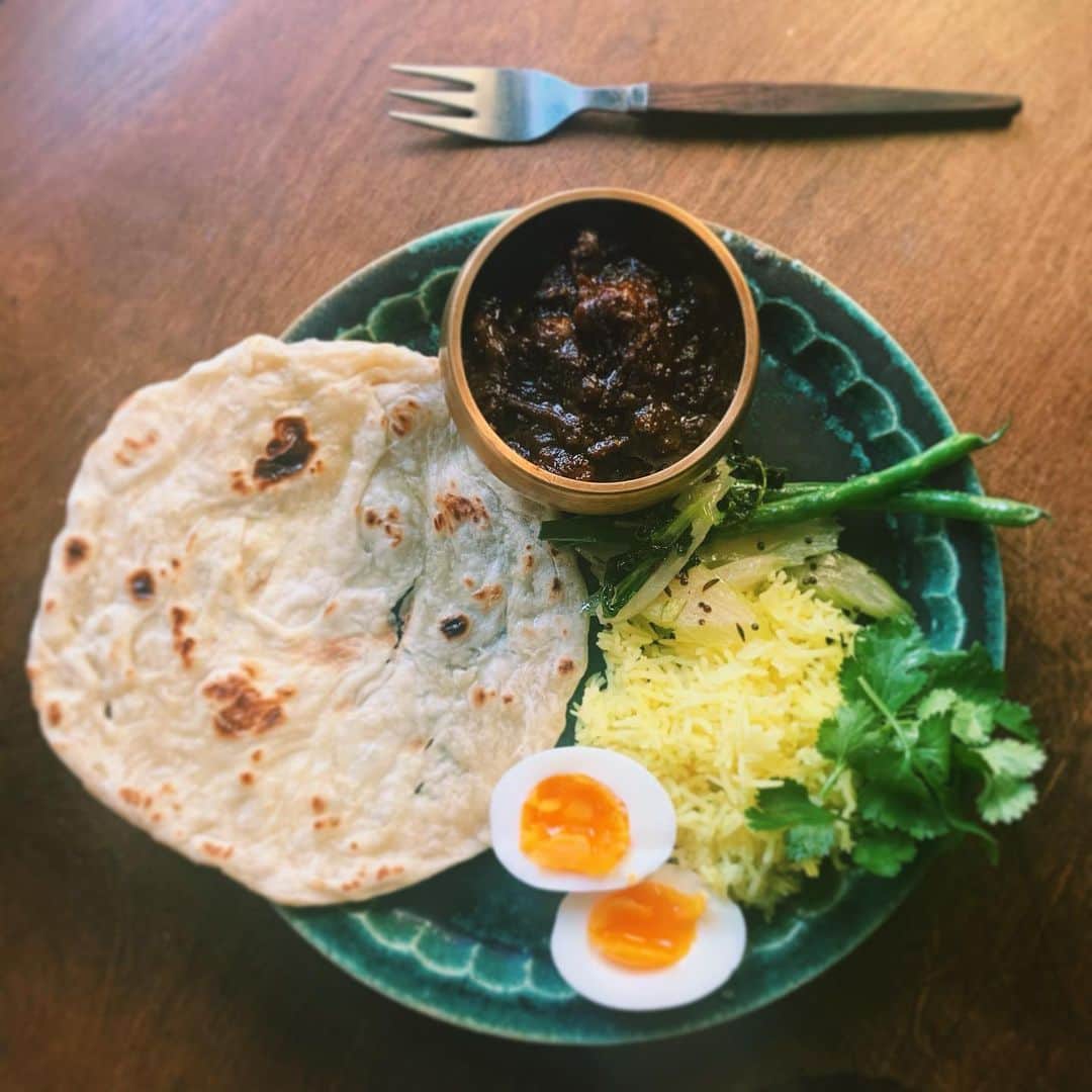 のインスタグラム：「最近の自分の流行りで何度作ったか、牛すじカレーでランチ。  翌日の肌つや、なんだか良くなる気がするのですよねー。  #カレー #牛すじカレー #カレープレート #パロタ #アチャール #curry #beeftendon  #meals #homemade」