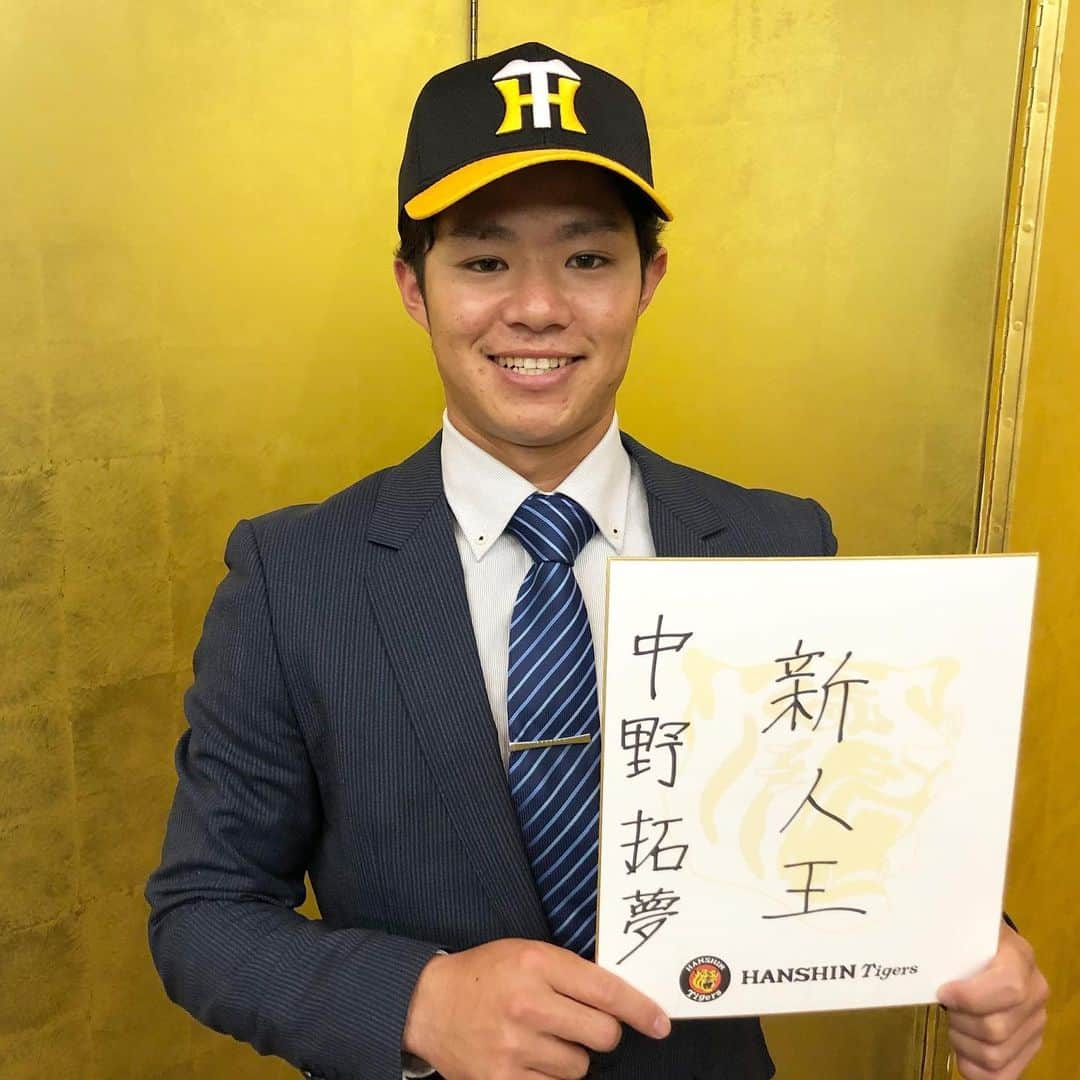 阪神タイガースさんのインスタグラム写真 - (阪神タイガースInstagram)「今日、ドラフト6巡目指名の中野拓夢選手と仮契約を締結しました！  「仮契約を終えて、やっとプロ野球選手になるんだなという自覚がすごく芽生えました。1年目から即戦力として活躍し、新人王を取れるように頑張っていきますので、応援よろしくお願いします！」  #中野拓夢 選手 #ドラフト6巡目 #ドラフト会議2020 #筒井和也 担当スカウト #阪神タイガース」11月30日 14時30分 - hanshintigers_official