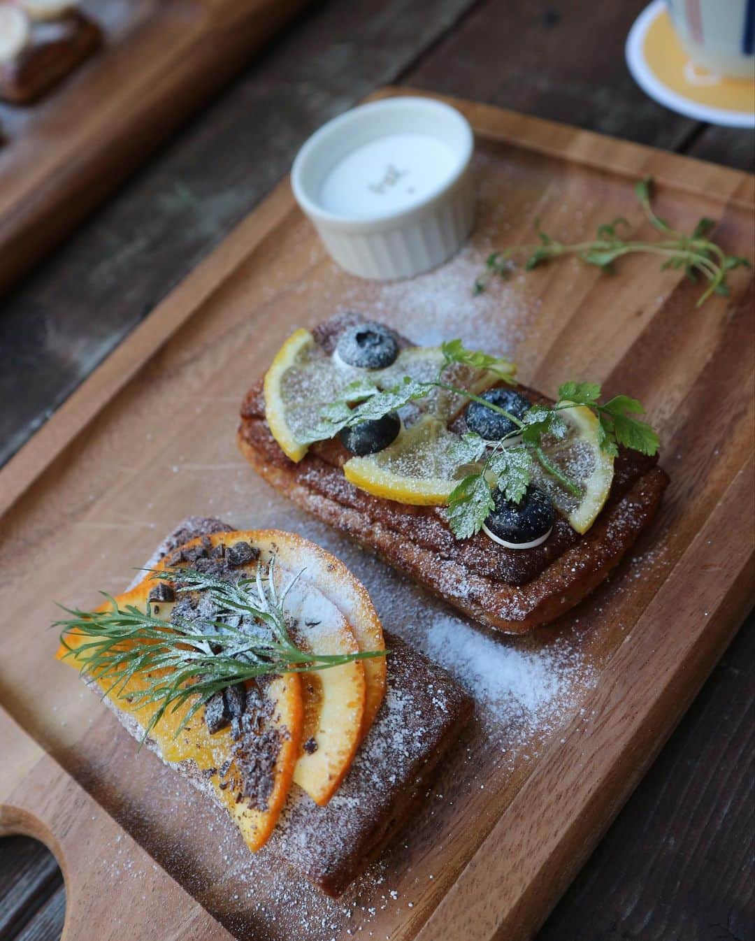 のインスタグラム：「1日に必要な栄養素の3/1が撮れるパン @basefood_tokyo のポップアップカフェ「BASE FOOD BAKERY & CAFE」 に行ってきました🥐・ 仕事前に友達とカフェで朝ごはんってたまにやるんだけど、1日のスタートが充実して大好き😆🥣・ ・ ・ 恵比寿のクリスマス感も味わえたし、美味しいパンとコーヒーも楽しめたし、やっぱり早起きするといい事が沢山🎄💫・ ・ ・ BASE FOOD BAKERY & CAFE・ 日時：2020年11月24日~2020年12月23日 営業時間：月〜土9:00〜21:00 / 日11:00〜21:00（L.O. 20:30） 場所：恵比寿コンテナ　 〒150-0021 東京都渋谷区恵比寿西1丁目4−5 ・ お近くの方は是非いってみて下さい🥞・ ・ ・  #basefood #basefood_tokyo #恵比寿カフェ #完全栄養食 #朝活 #ボディメイク #フィットネス #fitness #体質改善 #ダイエット #アスレジャー #Athleisure #yogawear #ピラティス #ヨガ #健康 #運動 #筋トレ女子 #abs #腹筋女子 #bodymake #workout #エクササイズ #朝食」