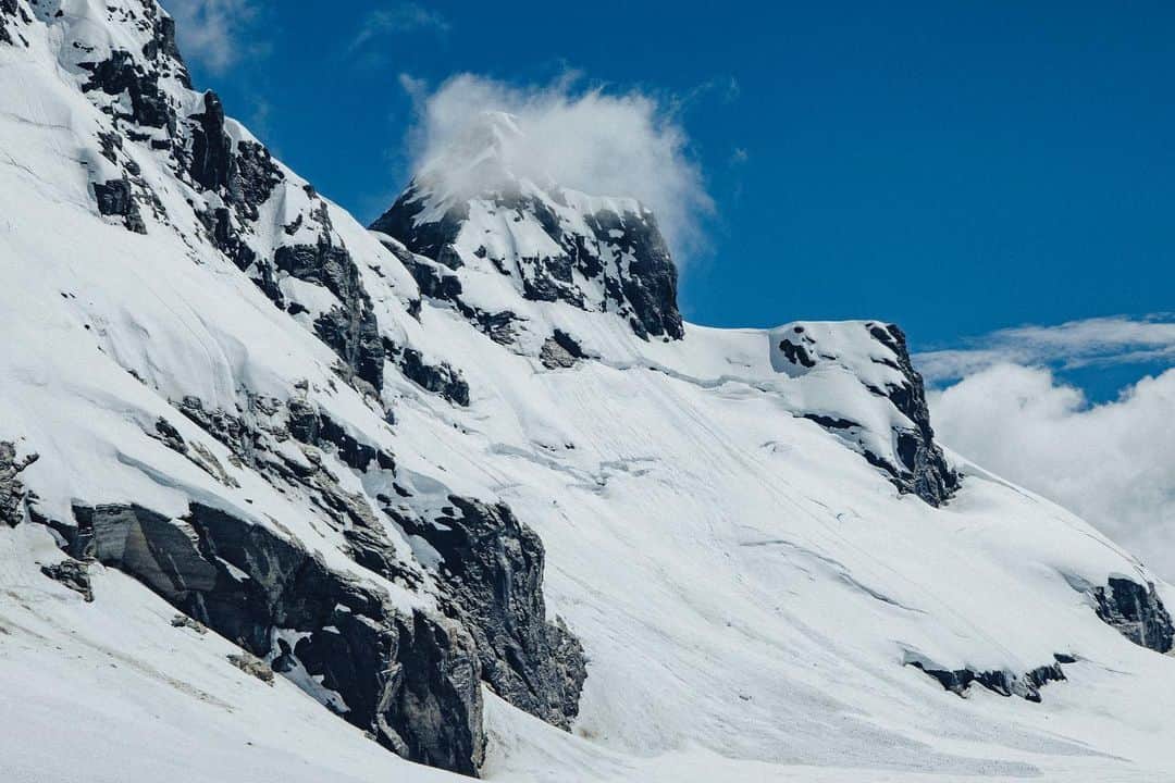 マイケル・ドーソンさんのインスタグラム写真 - (マイケル・ドーソンInstagram)「Crossing over the ice pack scouting out the many peaks ✌🏼 It’s a bit of a paradise up here. Where’s your favourite spot in NZ? This has to be one of my top 3 😜👻  #nz #explore #adventurenearnotfar #purenz」11月30日 14時36分 - mrmikedawson