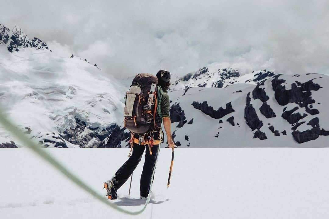 マイケル・ドーソンさんのインスタグラム写真 - (マイケル・ドーソンInstagram)「Crossing over the ice pack scouting out the many peaks ✌🏼 It’s a bit of a paradise up here. Where’s your favourite spot in NZ? This has to be one of my top 3 😜👻  #nz #explore #adventurenearnotfar #purenz」11月30日 14時36分 - mrmikedawson