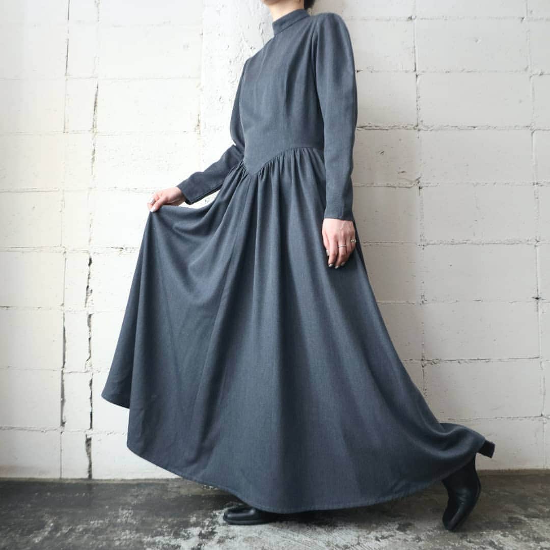 吉祥寺 古着屋 Orfeoのインスタグラム：「Handmade Volume Skirt Dress  #orfeo #kichijoji #tokyo #vintage #used #fashion #coordinate #outfit . . . スタッフ募集についてはこちら→https://www.instagram.com/p/CHcEl3Tl1Sk/?igshid=1j1r0z0xinhmp .  お問い合わせはインスタグラムのプロフィール掲載のメールアドレスにお願いいたします。コメント、DMでのお問い合わせは受け付けておりませんのでご了承ください。 ONLINE SHOPの商品も店頭にてご購入頂けます。気になる商品がございましたらスタッフにお声掛けください。  新型コロナウィルス感染拡大防止策を徹底した上で営業をしております。マスクの着用、入店時にアルコールでの消毒をお願いいたします。」