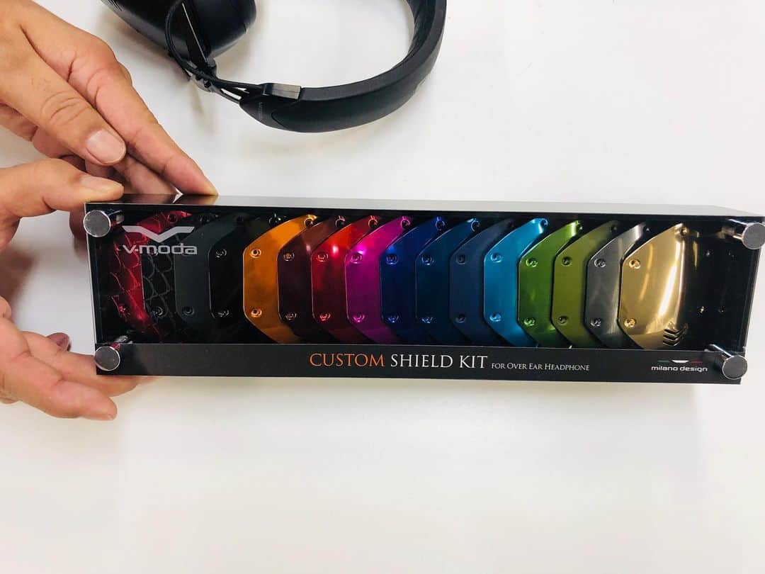 のインスタグラム：「m-200のカスタムシールドを選びました。 色は悩みましたが！これはヘッドホンの耳の部分にあたる所です。 キットは6色なのですが、サンプルはフル装填されてました。  #vmoda #m200customshieldkit   #大喜多崇規」