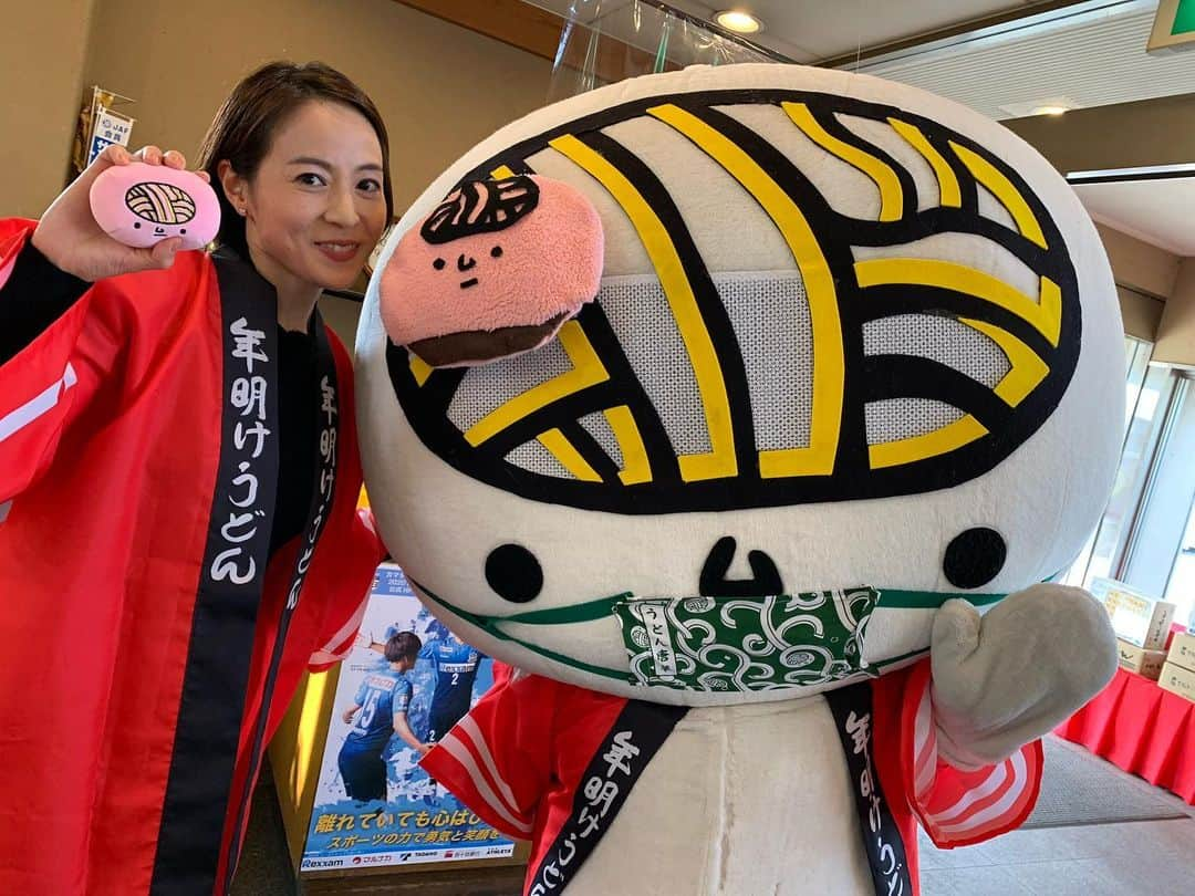 木内晶子のインスタグラム：「うどんに紅いものを添えて食べる香川県発祥のめでたい食文化。新しい生活様式で、新年の幸せを願う年明けうどんを満喫しましょう！ さぬき麺業さんでうどん脳くんと 撮影したよ〜✨ #サン讃かがわplus  #うどん脳 #もちもちうどん脳 #さぬき麺業」