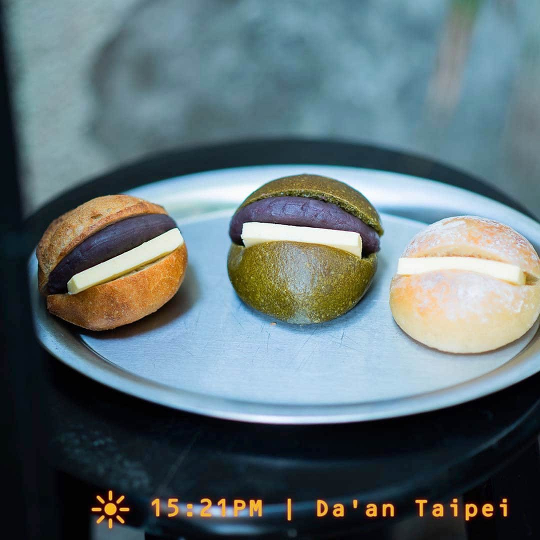 HereNowさんのインスタグラム写真 - (HereNowInstagram)「Handmade buns is a must-try! One of the hottest bakeries supported by locals in Taipei.  📍：Moon Baking（Taipei）  "Their handmade buns are not just tasty but also the appearance are so cute that you can't help yourself upload it on Instagram." Editor, Eva Chen @chenyihua06   #herenowcity #herenowtaipei  #wonderfulplaces#beautifuldestinations#travelholic #travelawesome #traveladdict#igtravel #instapassport #iseetaiwan #exploretaiwan #vscotaiwan #taiwangram #taipei #台湾 #台北 #台北旅行 #foodblogger #prettydesserts #fallfood #dessertgoals #dessertfirst #cutefood #dessetideas」11月30日 14時45分 - herenowcity