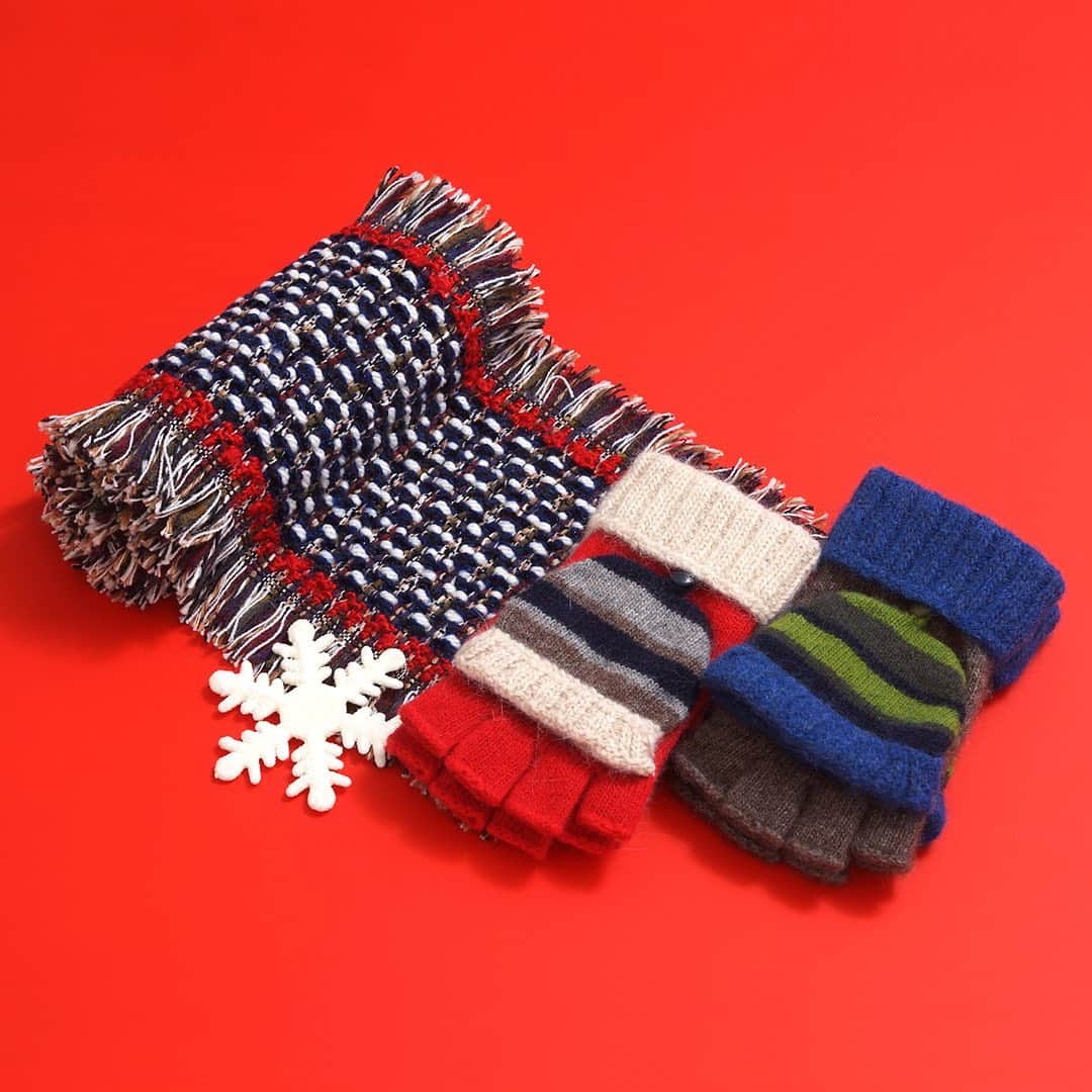 marbleSUD(マーブルシュッド) のインスタグラム：「12月を前にギフトを探されているお客さまが増えています。ニット小物は冬ギフトの定番アイテム。色柄豊富で選びやすいのもオススメのポイントです。」