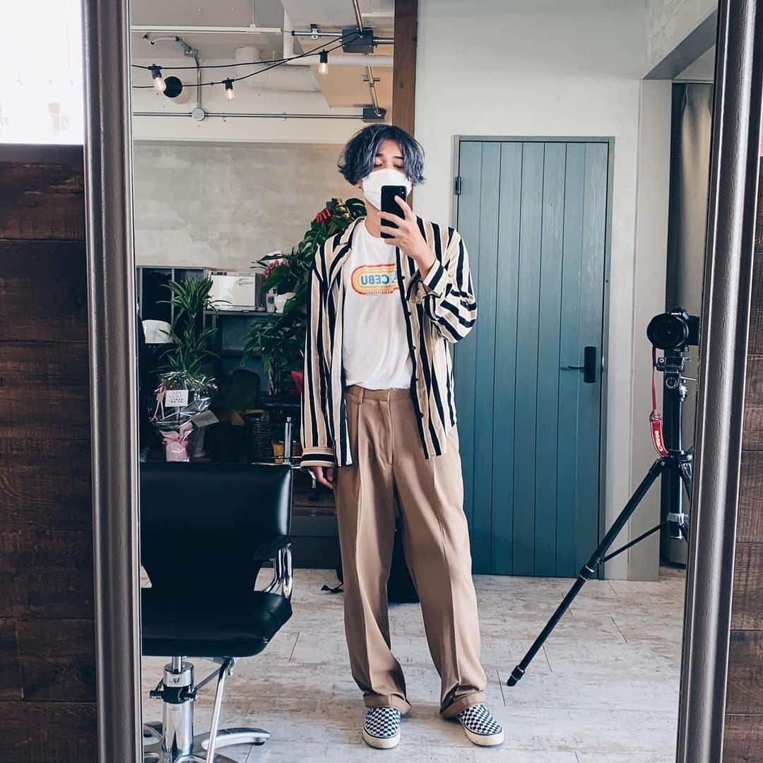のインスタグラム：「今日は新店舗の店内撮影😌📸  とてもカメラマンとは思えない風貌でキチンとライティング組んで撮影してますよ👌  藤沢にあるから、皆んな遊びきてね♡  re’s sweetroom  @kenzo_1218   #ファッション#美容室#藤沢#湘南#カメラマン#ポートレート#コーデ#一眼レフ」