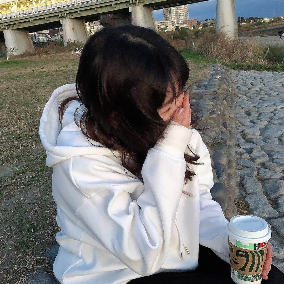 広瀬彩海のインスタグラム：「河川敷で風強いのに上着忘れてスタバで暖を取るイマドキ女子  #winter #Starbucks」