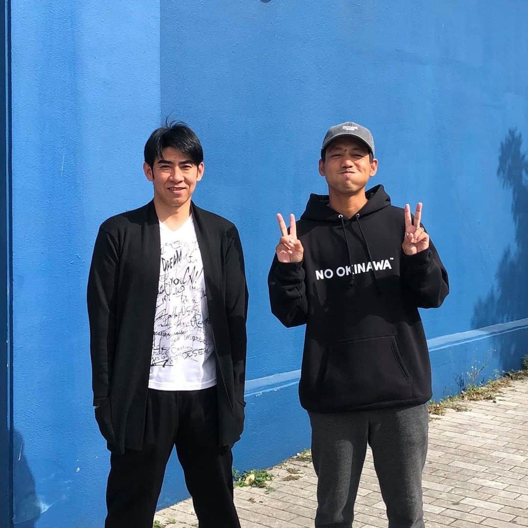 ORANGE RANGEのインスタグラム：「＼今夜21時📢／  コザ・ミュージックタウンにあるラジオ放送局オキラジよりお届けする「ORANGE RANGEのコザ無料案内所」は、スタジオから琉球風水志シウマの「Let's開運シウマでSHOW」と、各放送毎にメンバーが担当する【メンコメ！】11月最後のO.A📻  ■11/30(月) 21:00〜21:30 オキラジ(FM85.4MHz) 「ORANGE RANGEのコザ無料案内所 〜めっちゃ開運スペシャル〜」 ※レギュラーラジオ番組  エリア外の方は番組放送後にYouTubeでお聴きいただけます。 http://www.fm854.com/ #ORANGERANGE #オキラジ #コザ無料案内所 @orangerange_official @shiuma_uranai」