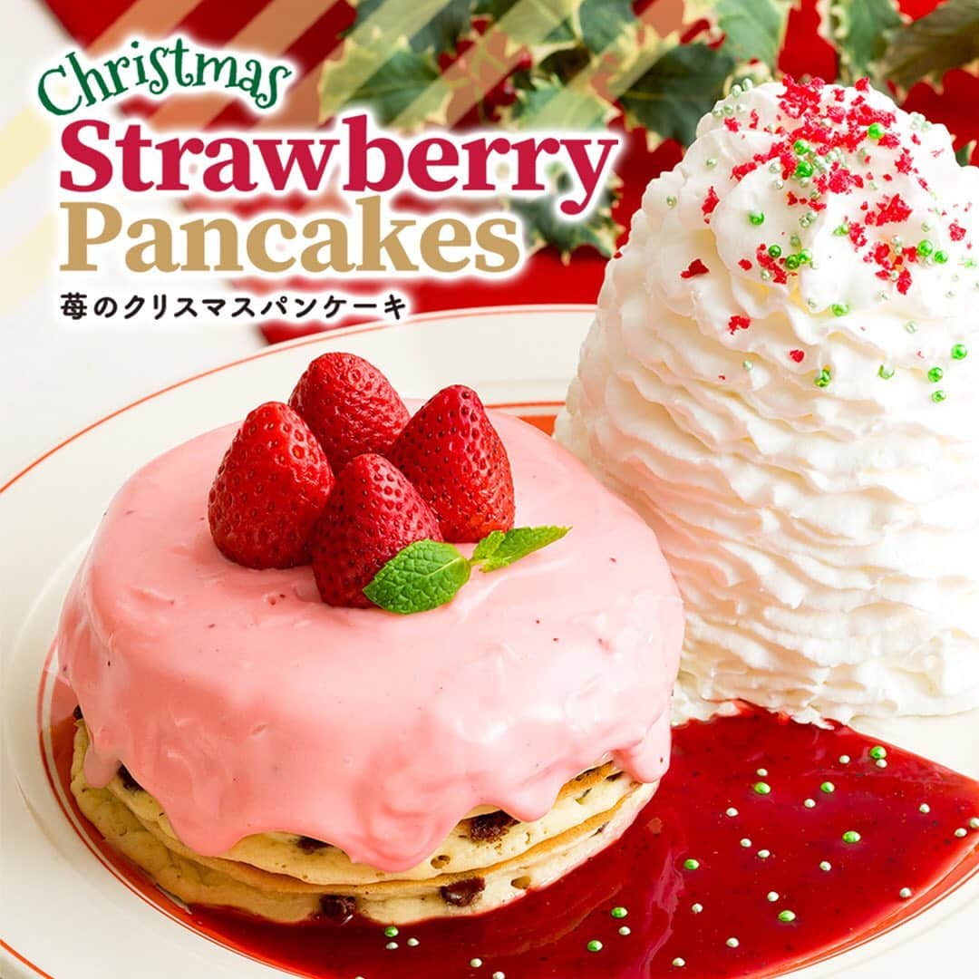 EGGS ’N THINGS JAPANのインスタグラム：「クリスマスメニューが明日の12月1日（火）より登場🎅✨  12月25日（金）までの期間限定で「 #苺のクリスマスパンケーキ 」と「 #イベリコ豚のエッグスベネディクト 」を販売いたします😊  苺のチョコクリームを使ったパンケーキとホワイトソースで仕上げたエッグスベネディクトがクリスマスを彩ります🎄  =================  『 苺のクリスマスパンケーキ 』  チョコレートチップを入れて焼いた生地に苺のチョコクリームをのせた華やかなパンケーキ。  販売価格：¥1,480(税別) テイクアウト価格：¥1,080(税別） 取扱い店舗：国内全店舗（テイクアウト利用可能）  ------------------------------  『 イベリコ豚のエッグスベネディクト 』  イベリコ豚ベーコンの旨味が広がるクリスマス限定のエッグスベネディクト。たっぷりかかったホワイトソースと良く合います。  販売価格：¥1,380 (税別) 取扱い店舗：国内全店舗 ※テイクアウトはできません。  =================  ☆各店舗のInstagram開設いたしました！☆ 店頭のQRコードを読み取るかInstagram内で検索してぜひフォローをお願いします😆  #エッグスンシングス #エッグスン #パンケーキ #パンケーキ巡り #カフェ巡り #スイーツ #カフェ部 #限定 #グルメ #東京グルメ #関西グルメ #クリスマス #ストロベリー #ベネディクト #ハワイ好きな人と繋がりたい #eggsnthings #food #instacafe #cafe #foodstagram #pancake #instafood #hawaii #lunch #yummy #christmas #eggsbenedict #strawberry」