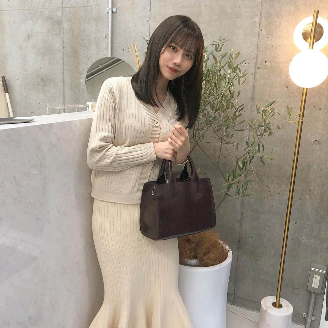 RiLiさんのインスタグラム写真 - (RiLiInstagram)「コーデをギュッと引き締める🌙【ハンドバッグ】👜🌷⁣ ......⁣ 秋冬🍁❄️のコーディネートを引き締めてくれて、大人っぽコーデになる【ハンドバッグ】🤎🧺とっても使いやすいから一人一個は必ずほしいアイテムだよ✌🏻💐⁣ 暗めのカラーのハンドバッグは合わせやすいしワンポイントにもなるの👀💭トレンドのブーツとブラックで合わせて統一感を出してもいいかも👢💎⁣ クロコ柄のハンドバッグもかわいさ100点満点っ🐊🏅気になった子はぜひチェックしてね🏃‍♀️💨⁣ ❣❣❣❣❣⁣ サイトやSNSで掲載させていただくお写真募集中😘📸⁣ かわいいコーデやアイテム、注目スポットなどが撮れたら、ハッシュタグ→#rili_tokyo  を付けて投稿❗⁣ ．⁣ Special Thanks💋 Photo by⁣ @ktmk___55⁣ @mmo___14⁣ @xxgnamii⁣ @_momoka14⁣ @minakawasaki⁣ @__nnm09⁣ @__r_n_k_oo0⁣ @anon_.0516⁣ @fuchan_2003⁣ @aoi__sugawara⁣ ．⁣ #ハンドバッグ#大人っぽコーデ#クロコ柄バッグ#シンプルコーデ#トレンドコーデ#淡色コーデ⁣  #rili_tokyo #おしゃれさんと繋がりたい #お洒落さんと繋がりたい #ファッション #패션스타그램 #ootd #outfit」11月30日 15時01分 - rili.tokyo