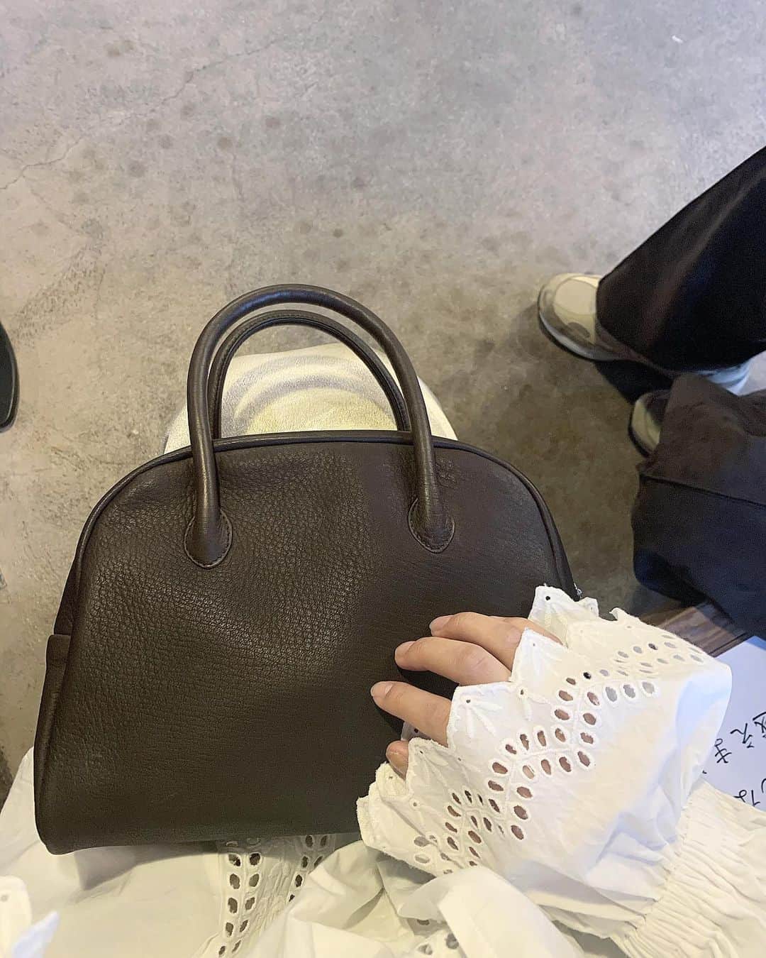 RiLiさんのインスタグラム写真 - (RiLiInstagram)「コーデをギュッと引き締める🌙【ハンドバッグ】👜🌷⁣ ......⁣ 秋冬🍁❄️のコーディネートを引き締めてくれて、大人っぽコーデになる【ハンドバッグ】🤎🧺とっても使いやすいから一人一個は必ずほしいアイテムだよ✌🏻💐⁣ 暗めのカラーのハンドバッグは合わせやすいしワンポイントにもなるの👀💭トレンドのブーツとブラックで合わせて統一感を出してもいいかも👢💎⁣ クロコ柄のハンドバッグもかわいさ100点満点っ🐊🏅気になった子はぜひチェックしてね🏃‍♀️💨⁣ ❣❣❣❣❣⁣ サイトやSNSで掲載させていただくお写真募集中😘📸⁣ かわいいコーデやアイテム、注目スポットなどが撮れたら、ハッシュタグ→#rili_tokyo  を付けて投稿❗⁣ ．⁣ Special Thanks💋 Photo by⁣ @ktmk___55⁣ @mmo___14⁣ @xxgnamii⁣ @_momoka14⁣ @minakawasaki⁣ @__nnm09⁣ @__r_n_k_oo0⁣ @anon_.0516⁣ @fuchan_2003⁣ @aoi__sugawara⁣ ．⁣ #ハンドバッグ#大人っぽコーデ#クロコ柄バッグ#シンプルコーデ#トレンドコーデ#淡色コーデ⁣  #rili_tokyo #おしゃれさんと繋がりたい #お洒落さんと繋がりたい #ファッション #패션스타그램 #ootd #outfit」11月30日 15時01分 - rili.tokyo