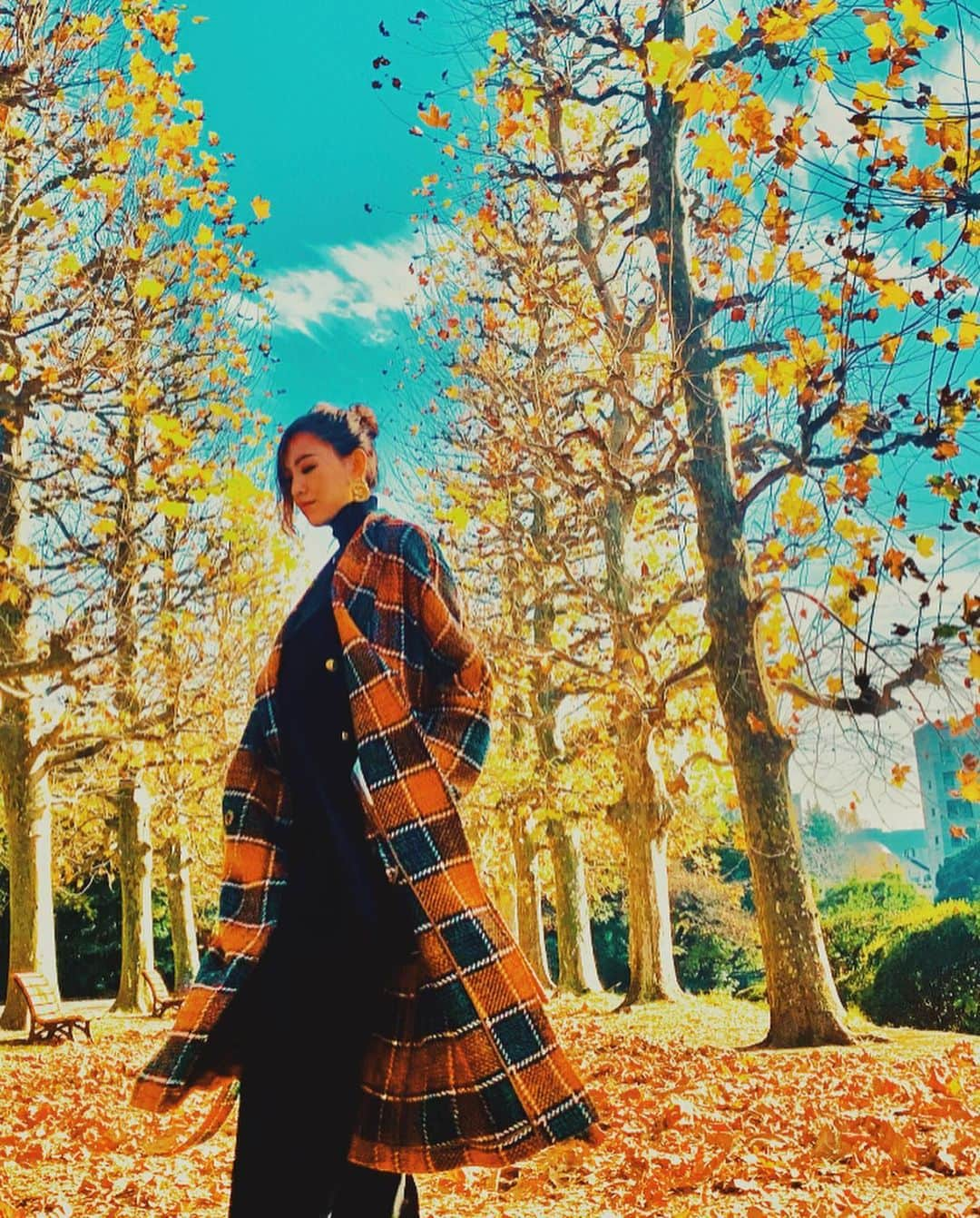 西内ひろさんのインスタグラム写真 - (西内ひろInstagram)「It was beautiful morning...🍁  気持ちの良い朝☀️ 紅葉と枯葉の絨毯の上で @bottegamartineseofficial  @bottega_martinese_jp  のファッションショー&サスティナブルなイベントが開催されました🍂🧥🍎  私が着ているお洋服も @bottegamartineseofficial ✨  イタリアの工房が作ったブランドで 大量生産をしないブランドなんだけど とってもお洒落な色使いとデザインで このオレンジのチェックコートお気に入り💕  #bottegamartinese  #europa  #fashion #italy  #coat  #fall  #colorful  #worm #japanesemodel  #ボッテガマルティネーゼ  #サスティナブル #ファッション　#ヨーロッパ #新宿御苑  #秋　#コート　#秋服 #オレンジ #イベント　#チェック」11月30日 14時56分 - 0214hiro