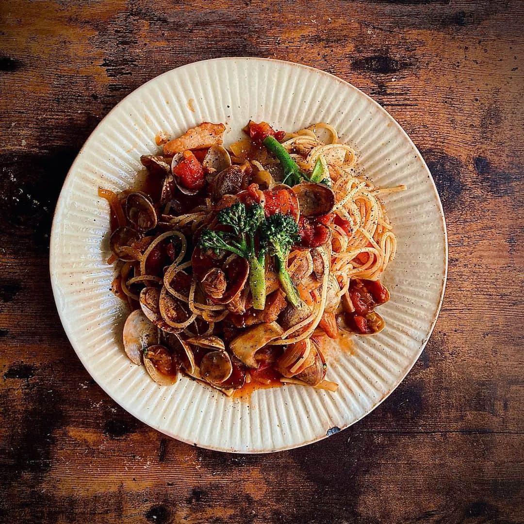 佐藤みゆきのインスタグラム：「久しぶりにパスタ。 母が送ってくれたスティックのブロッコリーをパスタの茹で時間残り2分で投入して一緒に茹でる。 茹で時間残り1分前にパスタをあげて、トマトソースとしっかり絡める。  頭がごちゃごちゃしてる時ほど丁寧に料理をする。美味しくできたら、何かが整う気がするから。」