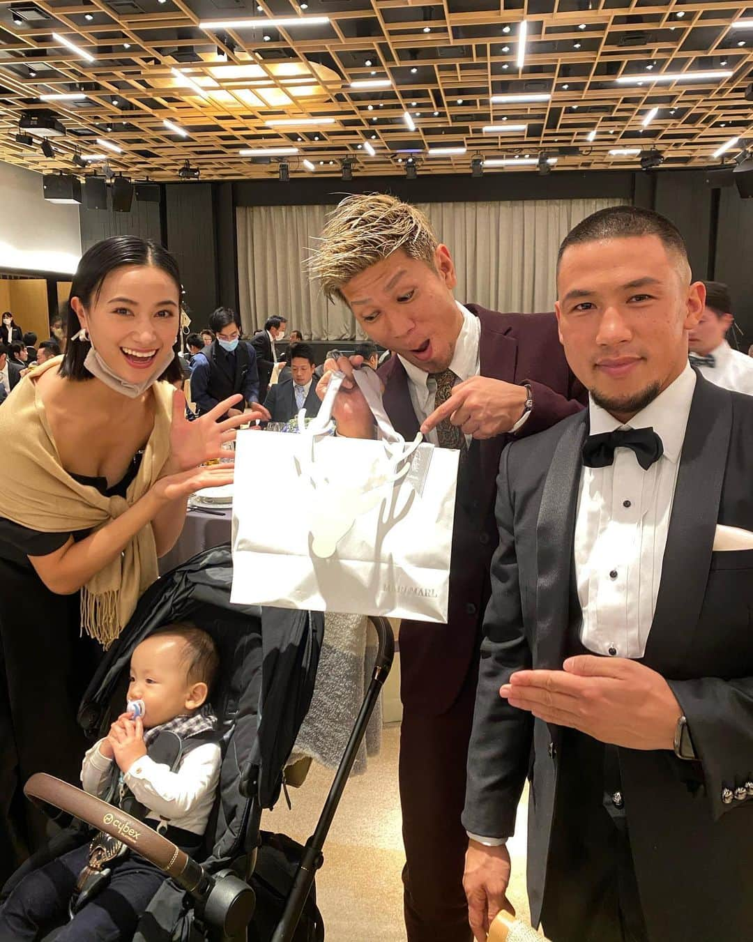 城戸康裕さんのインスタグラム写真 - (城戸康裕Instagram)「昨日は俊樹の結婚式〜💒✨ ・ ・ ・ 披露宴にて、新郎俊樹と武尊がスペシャルエキシビジョンマッチ❗️🥊 ・ その後に駿太と城戸が挨拶からの、俊樹のケツにタイキック❗️っていう流れ。 ・ ・ いや、順番おかしいだろ！笑 ・ ・ 三階級王者武尊とバシバシ蹴りあったあとにケツにタイキック、誰が笑うんだよ！笑 ・ 順番！順番！笑 ・ って事で、トーク力とキック力でいくしかなかったので、蹴り思いっきりフルスイングしといた笑 ・ ・ 俊樹、瑶子さん、末永くお幸せに☺️✨ ・ ・ #オタケちゃんに身体に腹筋描いてもらったらサインまで描きやがった笑 #谷山俊樹 #wedding #happywedding」11月30日 15時00分 - yasuhiro.kido