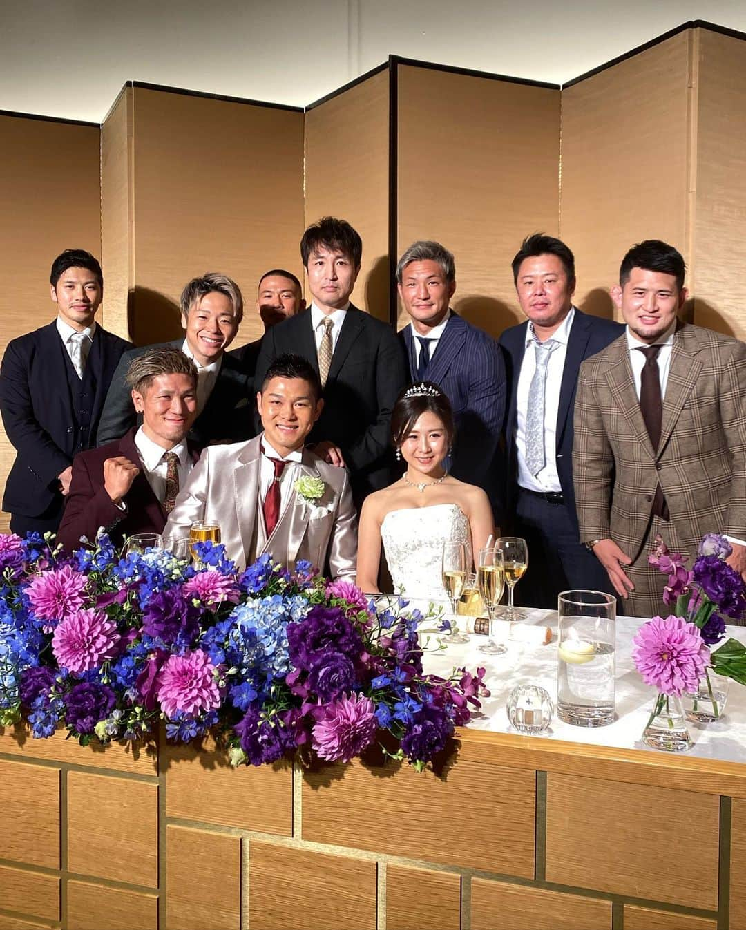 城戸康裕さんのインスタグラム写真 - (城戸康裕Instagram)「昨日は俊樹の結婚式〜💒✨ ・ ・ ・ 披露宴にて、新郎俊樹と武尊がスペシャルエキシビジョンマッチ❗️🥊 ・ その後に駿太と城戸が挨拶からの、俊樹のケツにタイキック❗️っていう流れ。 ・ ・ いや、順番おかしいだろ！笑 ・ ・ 三階級王者武尊とバシバシ蹴りあったあとにケツにタイキック、誰が笑うんだよ！笑 ・ 順番！順番！笑 ・ って事で、トーク力とキック力でいくしかなかったので、蹴り思いっきりフルスイングしといた笑 ・ ・ 俊樹、瑶子さん、末永くお幸せに☺️✨ ・ ・ #オタケちゃんに身体に腹筋描いてもらったらサインまで描きやがった笑 #谷山俊樹 #wedding #happywedding」11月30日 15時00分 - yasuhiro.kido