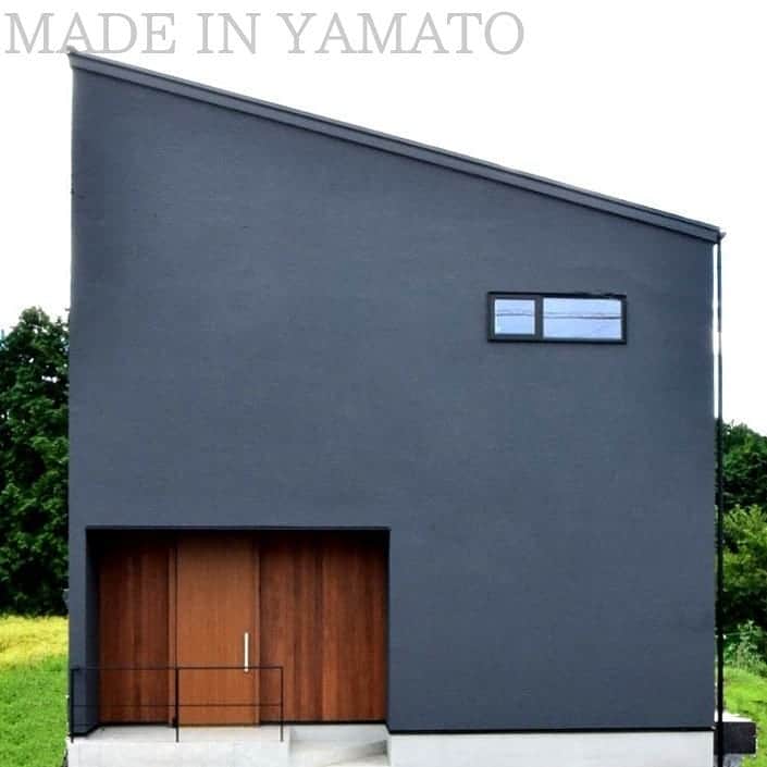 YAMATOの家さんのインスタグラム写真 - (YAMATOの家Instagram)「#左官 のグレーの #塗り壁 が目を引くYAMATO神山の家。 玄関の #無垢材 #レッドシダー  の羽目板がアクセント！ 玄関ドアも羽目板にあわせて♪ ポーチの #鉄骨手摺 もMADE IN YAMATOのオリジナル。  . MADE IN YAMATO . . #yamatoの家 #快適な暮らし #設計 #自宅 #御殿場 #小山町 #裾野 #設計事務所 #マイホーム #注文住宅 #デザイン #新築 #家 #インテリア #住宅 #設計士 #設計士とつくる家 #建築士 #建築士とつくる家 #web内覧会 #外観 #ファサード」11月30日 15時04分 - yamato_house