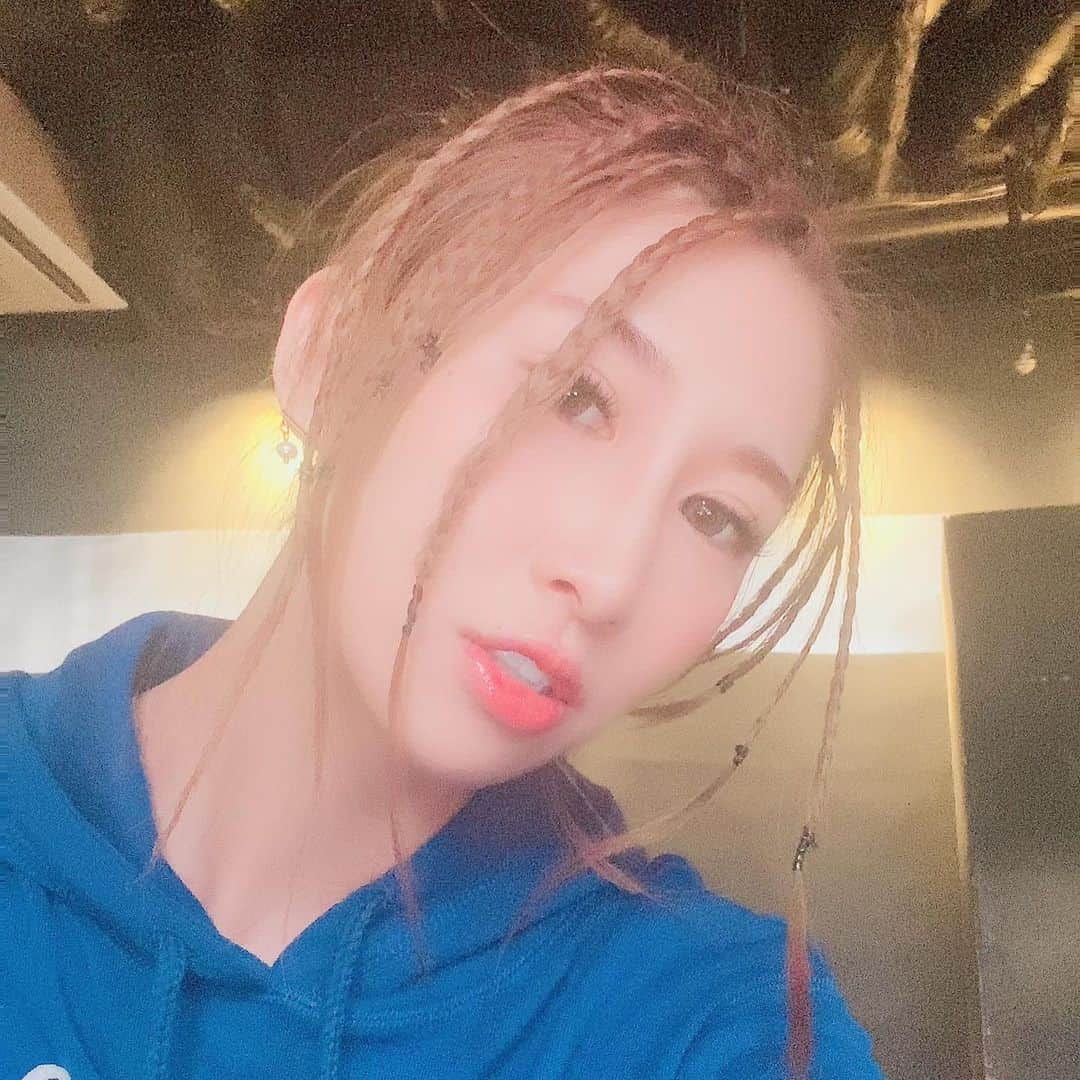 赤崎ティナ（西浦舞由美）のインスタグラム：「#ファッションショー #スタンバイ中 最初は誰でも緊張するものです。 私も初めはそうでした。 #モデル 気付けば13年目突入。 #ショーモデル #赤崎ティナ」