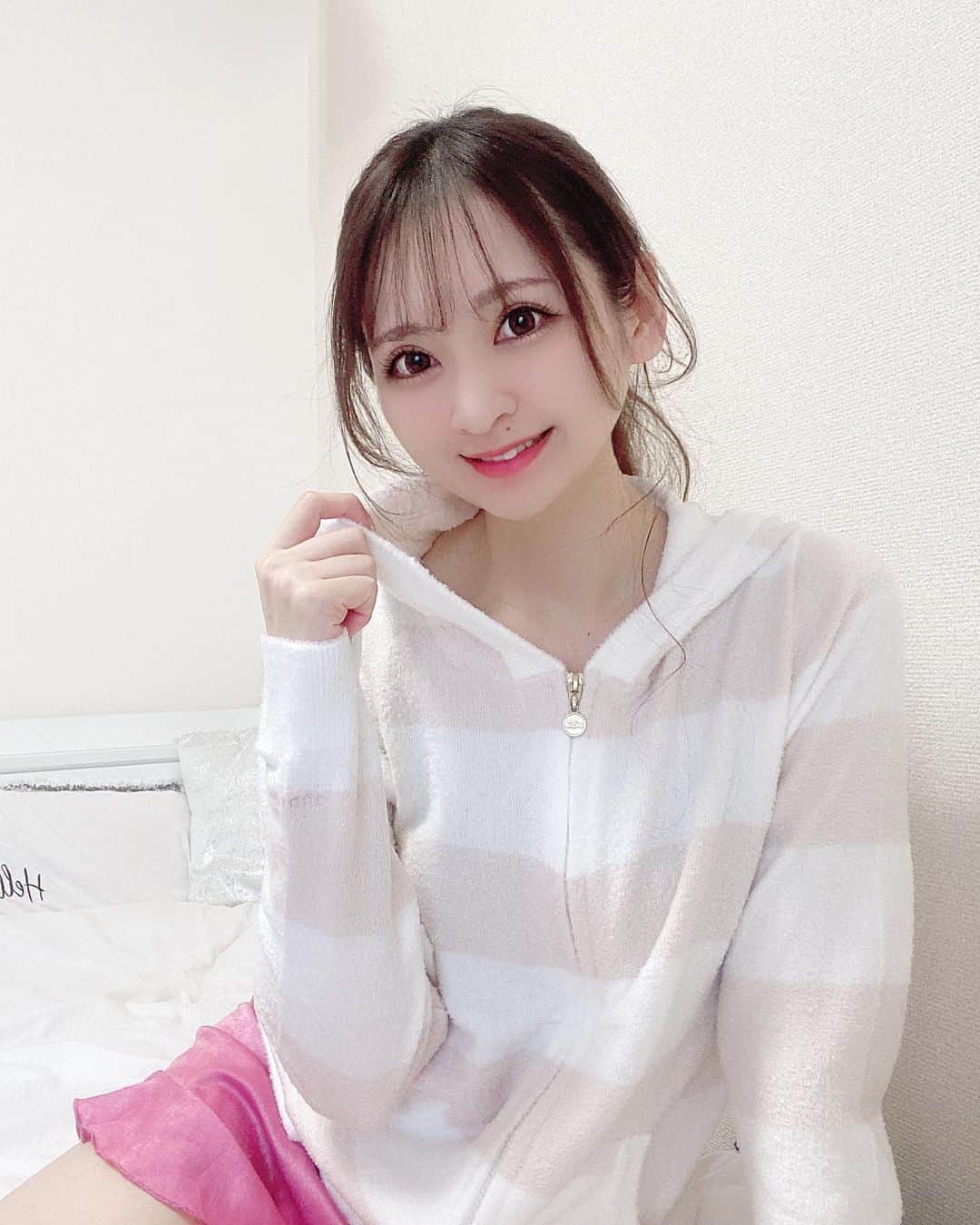 藤後 沙織 とうごさおりのインスタグラム：「おうち時間がまた増えそうなので、おうち時間を楽しくしたくてAmazonでジェラート ピケのパーカーを購入したよ😊💓  部屋着が可愛いと気持ちがあがるよね♡  ・  いまなら12月1日までサイバーマンデーのセールでお買い得になってるみたい♬  ほかにも欲しかったコートとかスカートとかがAmazonFashionでお買い得になってました。  ジェラピケでもふもふしながらおうちショッピング楽しもう👜  ・  @amazonfashionjp  #PR #amazonfashionjp #amazonで発見　#Amazon #サイバーマンデー#CyberMonday #AmazonFashion #サイバーマンデー　#Fashion #セール #sale #ファッション #アマゾンファッション #ジェラピケ#ジェラートピケ#部屋着」