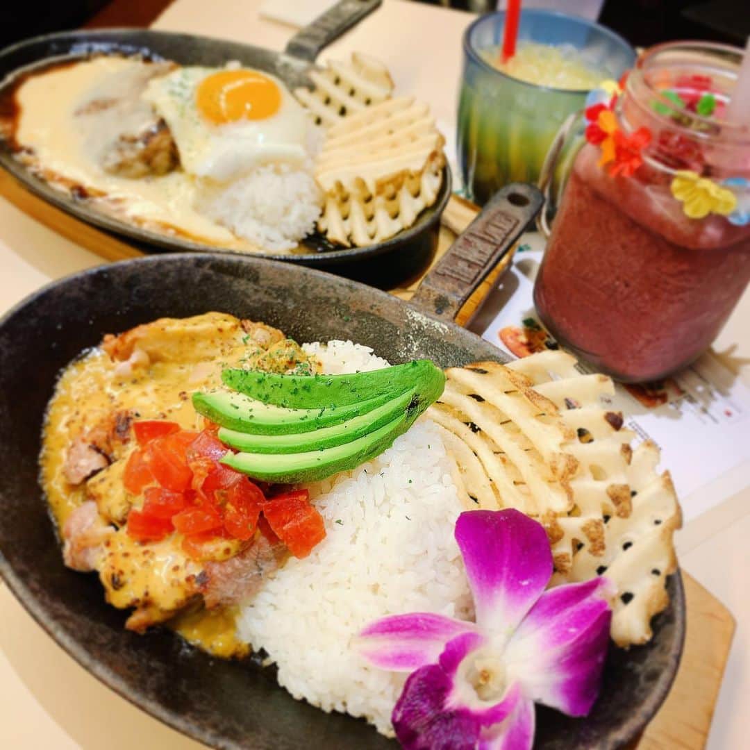 のインスタグラム：「♡ . . この間、我友と 食べたご飯んんん☺️💓 . . アボカド🥑とトマト🍅の コラボレーションわ すばら&すばらですたまる🙆‍♀️ . . 皆ちゃまの好きぴよこな コラボレーションわ 何どするか😶？💕 . . . #われち語 #tokyo #新宿 #mokuola #Hawaiian #dinner #withmyfriend #withmyfriend❤️ #instafood #foodstagram #food #avocado #tomato #🥑 #🍅 #chicken #金髪女子 #女子大生 #instafhoto #141 #instagood #followme #instalike #팔로우 #instafashion #셀피 #셀스타그램 #meatlover #お肉大好き #食べるの大好き」
