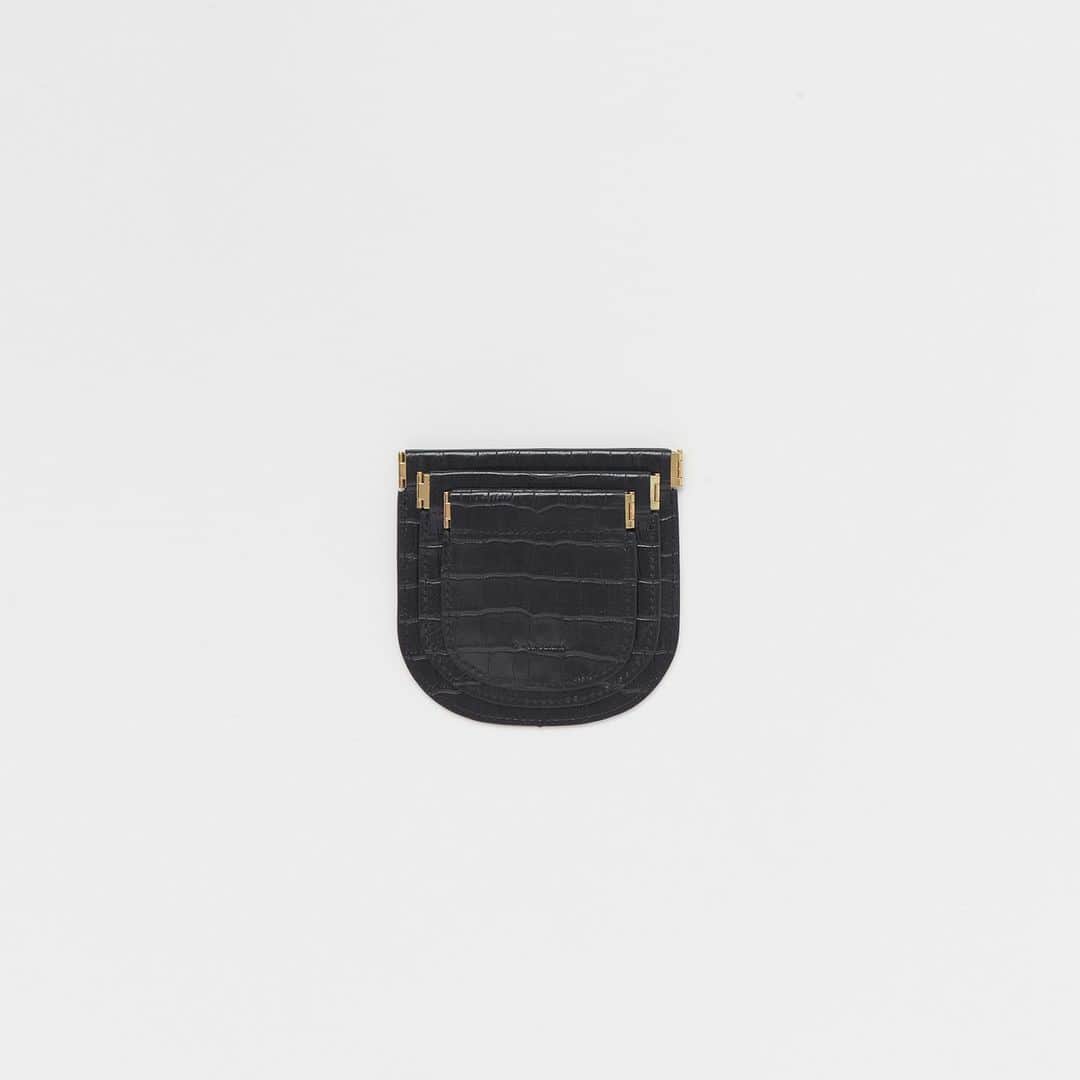 エンダースキーマのインスタグラム：「New collection, 2021ws(winter/spring) will be at stores from the 5th of Dec﻿ *flagship stores @sukima_shop and retailers in Japan﻿ *abroad mid Dec﻿ ﻿ model: coin purse S/M/L﻿ color: black, choco﻿ ﻿ #henderscheme #2021ws」