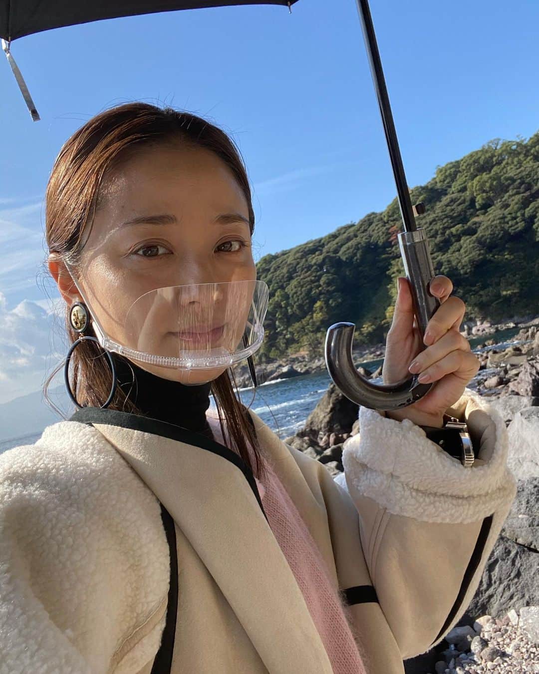 中越典子さんのインスタグラム写真 - (中越典子Instagram)「海にてロケ  海を目の前に、自然について私の気持ちを語らせてもらいました😜  広くて美しい、海 今日も私の心を洗ってくれたような ぼーっとしちゃいました  みんなも心洗えてますかあー？笑  #海」11月30日 15時14分 - nakagoshi_noriko.official