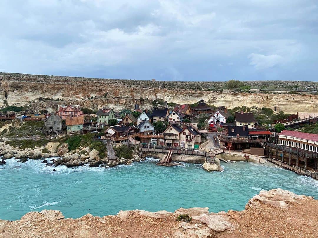 荒尾茉紀のインスタグラム：「突如あらわれるポパイ村 Popeye Village 🥬マンガの世界🚤 #マルタ #malta #ポパイ村 #popeyevillage #マンガの世界」