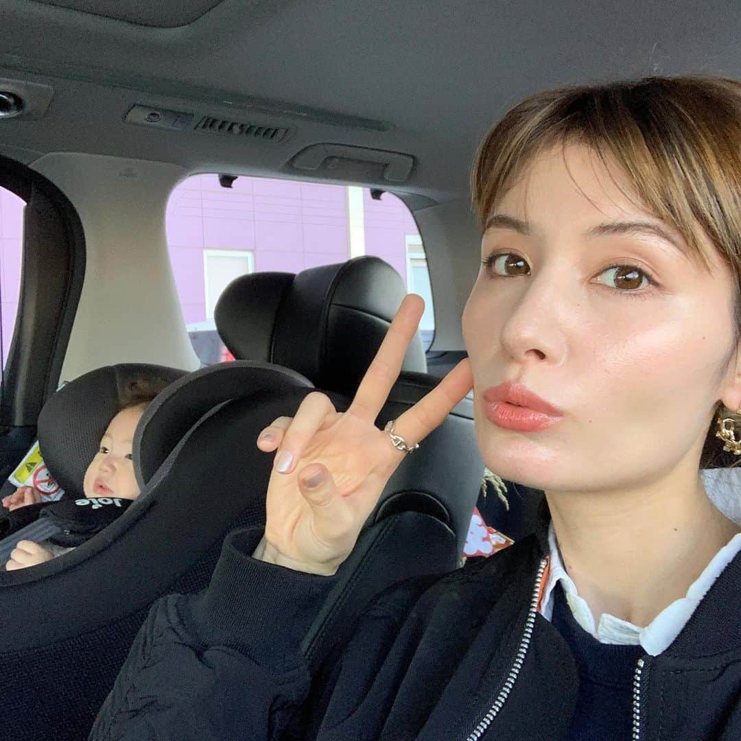 高松チェルシーリナのインスタグラム：「. 今日は私も娘も10時30まで寝てた🌞🌞(寝すぎ)父ちゃんに起こされてランチしに行きました🍔🍔 . #lunch#ランチ#生後8ヶ月#女の子ベビー#女の子ママ＃0歳児#」