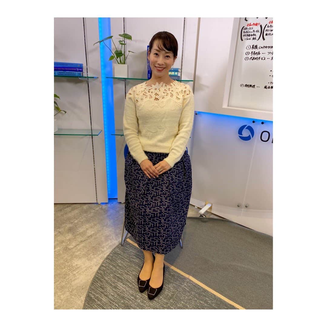 のインスタグラム：「. この日の衣装は 明るめのベージュのニットでした。 首元がアクセントになって ニットでももったりせずに 着られます◎ . 今週末、12月5日6日は ONE CAREER SUPER LIVEです。 登録がまだお済みでない就活生は ぜひ登録して視聴して下さいね💁🏻‍♀️ . #就職活動 #就活 #就活生  #就活生と繋がりたい  #就活生応援  #onecareer #ワンキャリア  #ワンキャリアライブ #衣装 #tops #frenchpave  #knit #ニット #ニットコーデ  #フリーアナウンサー #ニュースキャスター  #實石あづさ」