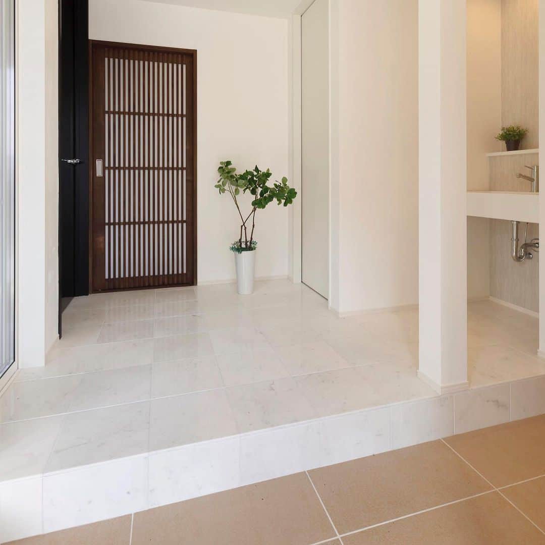 納得住宅工房さんのインスタグラム写真 - (納得住宅工房Instagram)「光を反射し明るく広々とし印象を作り出すホワイトカラー。 統一感のあるデザインと配置でダークトーンの床や壁にもしっくりと馴染みます。  高級感を演出するホワイトの大理石で玄関も明るい印象に。  @nattoku_jutaku_kobo   #納得住宅工房 #自然素材の家 #地域工務店 #家づくり #白いテーブル #ダイニングテーブル #白いキッチン #大理石 #上質な暮らし #心地よい暮らし #快適な暮らし #居心地の良い家」11月30日 15時38分 - nattoku_jutaku