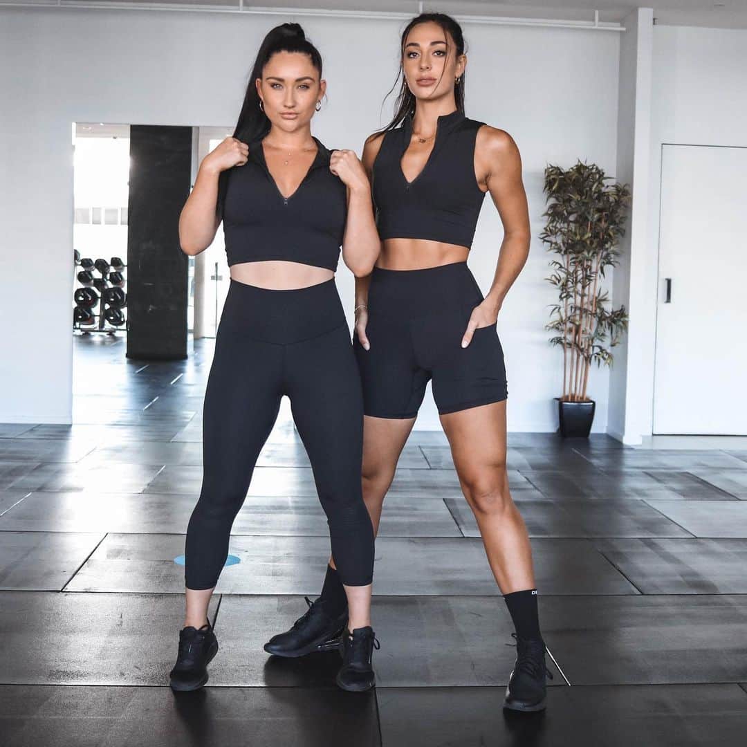 Danielle Robertsonのインスタグラム：「@dbactive_official AFTER DARK collection launches tomorrow 7am AEST. This collection is designed for the boss babes of the fitness world. Made to be worn in and out of the gym or wherever you like to workout. Wear it to meetings, let ‘em know you mean business and are ready for any spontaneous sprint races that may arise during a PowerPoint presentation (this has happened more than once).  This collection was named After Dark because the grind doesn’t stop once the sun goes down 👊  In fact, sometimes I grind my teeth in my sleep so I guess you would say the grind in fact starts after dark.  But I digress. This 🔥 collection will be available tomorrow. Get into our pants... and our new sports bras 💁‍♀️」