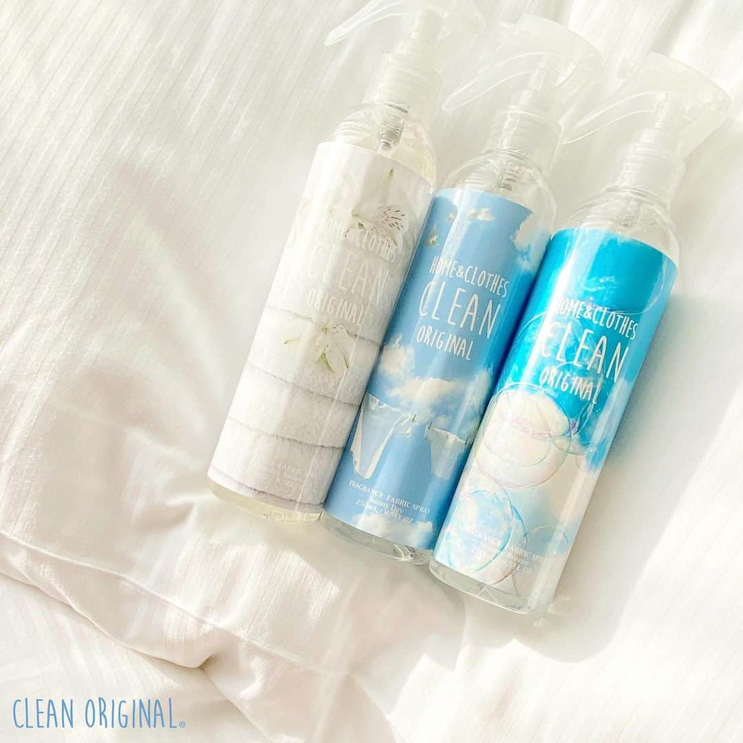 FRAGRANCYさんのインスタグラム写真 - (FRAGRANCYInstagram)「【CLEAN ORIGINAL】 フレグランスファブリックスプレーで 簡単に消臭・除菌※❣️  スプレーするだけで簡単に消臭・除菌※できる #フレグランスファブリックスプレー 。  国産植物から抽出したナチュラルな成分と銀イオンが タバコや汗等の嫌なニオイや菌の繁殖をダブルで消臭・除菌※。 衣類やお部屋を爽やかな香りで包み込みます🚿☀️👕  写真左から 👕Laundry Savon（#ランドリーサボン ） スズランとヒヤシンスが柔らかく 満ちて香る、誰もが愛する優しい香り。  ☀️Sunny Day（#サニーデイ ） 澄み渡った青空をハーバルとシトラスの 風が吹き抜ける軽やかで爽快な香り。  🚿Shower Breeze（#シャワーブリーズ ） シャワーのようにキラキラと降り注ぐ ユリとシャボンの清潔感あふれる香り。  今回ご紹介した3種類の香りはどれもすがすがしい香りです。 ぜひ一度お試しください☺️  ※ すべての臭い・菌に効果があるということではありません。  *⑅︎୨୧┈︎┈︎┈︎┈︎┈︎┈︎┈︎┈︎┈︎┈︎┈︎┈︎┈︎┈︎┈︎┈︎┈︎┈︎┈︎┈︎┈︎┈︎┈︎୨୧⑅︎*  @cleanoriginal  #fragrancy_online #fragrancyonline #fragrancy #clean #japan #fabricspray #フレグランシーオンライン #フレグランシー #クリーン #日本 #除菌スプレー #消臭スプレー #除菌 #消臭 #いい香り #いい匂い #雑貨好き #綺麗好き」11月30日 15時41分 - fragrancy_online