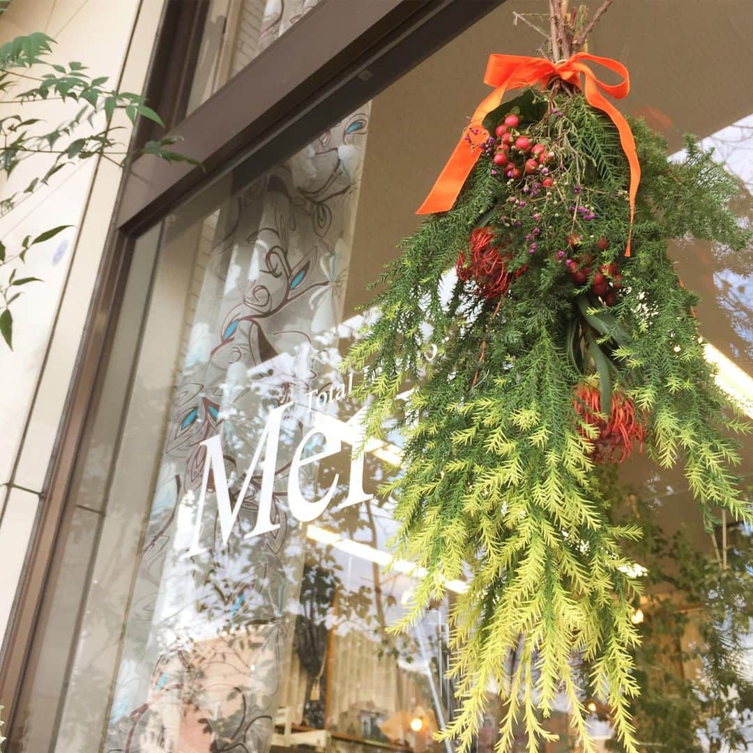 インテリアショップ メルサさんのインスタグラム写真 - (インテリアショップ メルサInstagram)「ショップのエントランスを彩る クリスマススワッグ🎄  本物の針葉樹を豊かに束ね素材の美しさを生かした ナチュラルスワッグは 目で楽しみ 香りで癒されますね。  #スワッグ #クリスマススワッグ #ナチュラルスワッグ #クリスマスディスプレイ #ショップエントランス #インテリアコーディネート  #インテリアショップ #merusa #豊岡 #兵庫」11月30日 15時43分 - merusa_interior