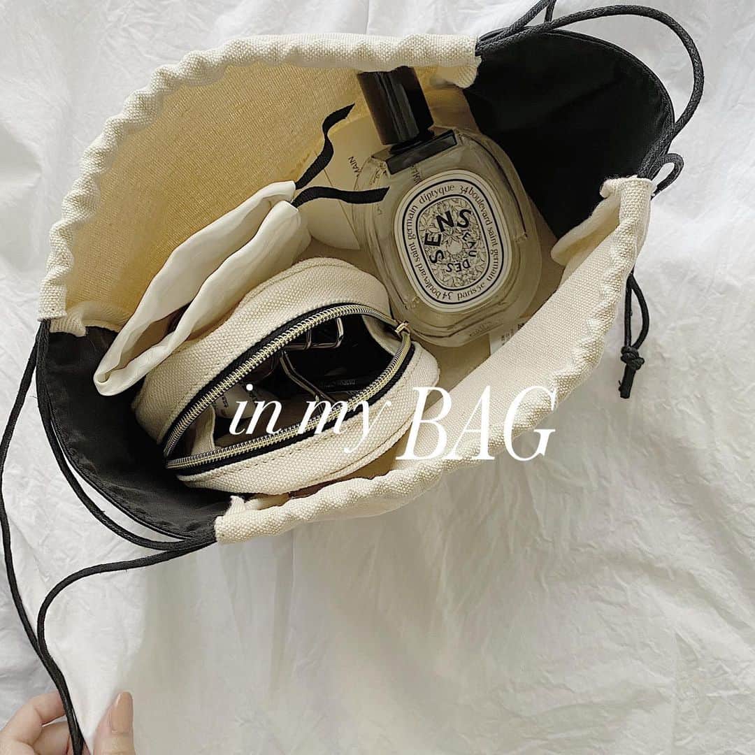 のインスタグラム：「BAGの中身のスタメンたち♡﻿ 福袋のポーチと巾着に﻿ 入れてみた〜可愛いーー🙆🏼‍♀️﻿ ﻿ シンプルだけどなんか可愛い﻿ そんな小物好きー✊♡﻿ ﻿ #mercuryduo福袋 👆でみんなの着こなしもチェックしてね◎」