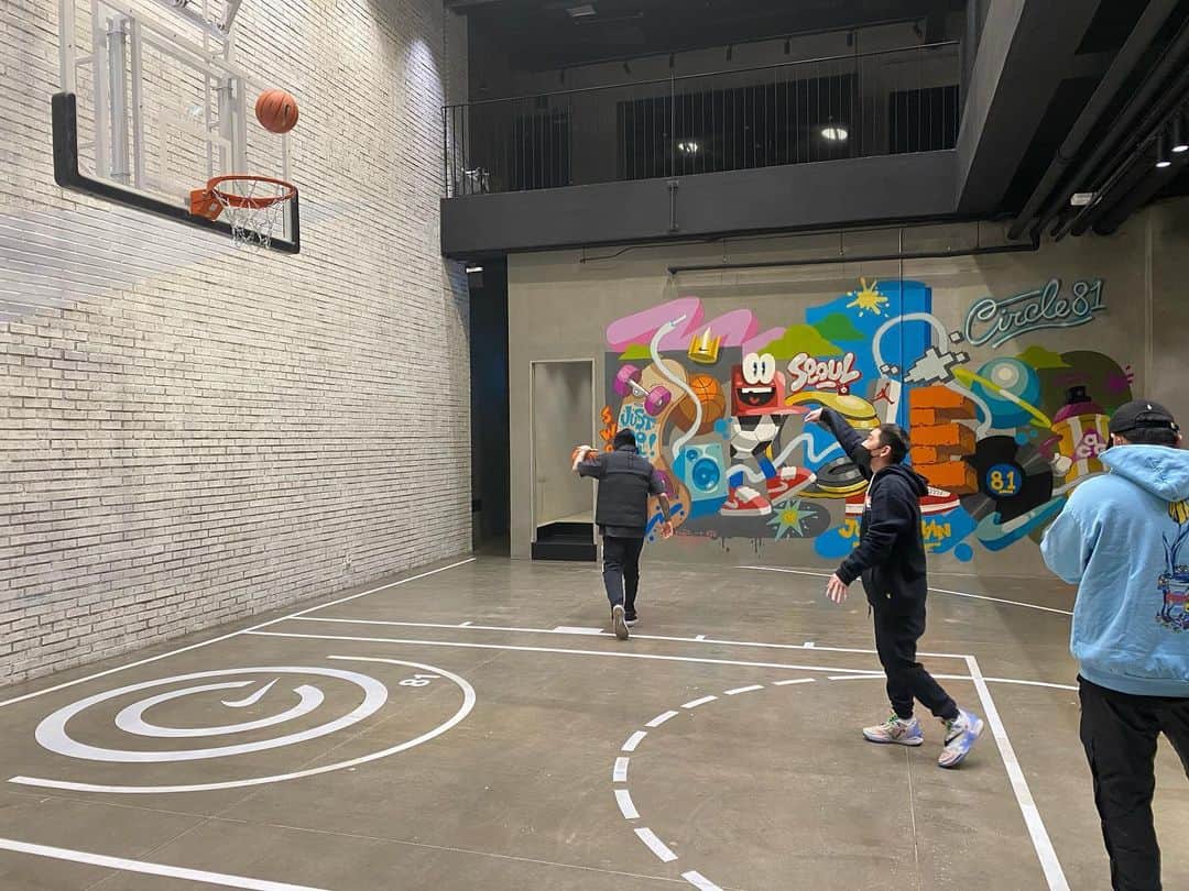 SOLさんのインスタグラム写真 - (SOLInstagram)「🏀 Playing ball with 💥」11月30日 15時53分 - __youngbae__