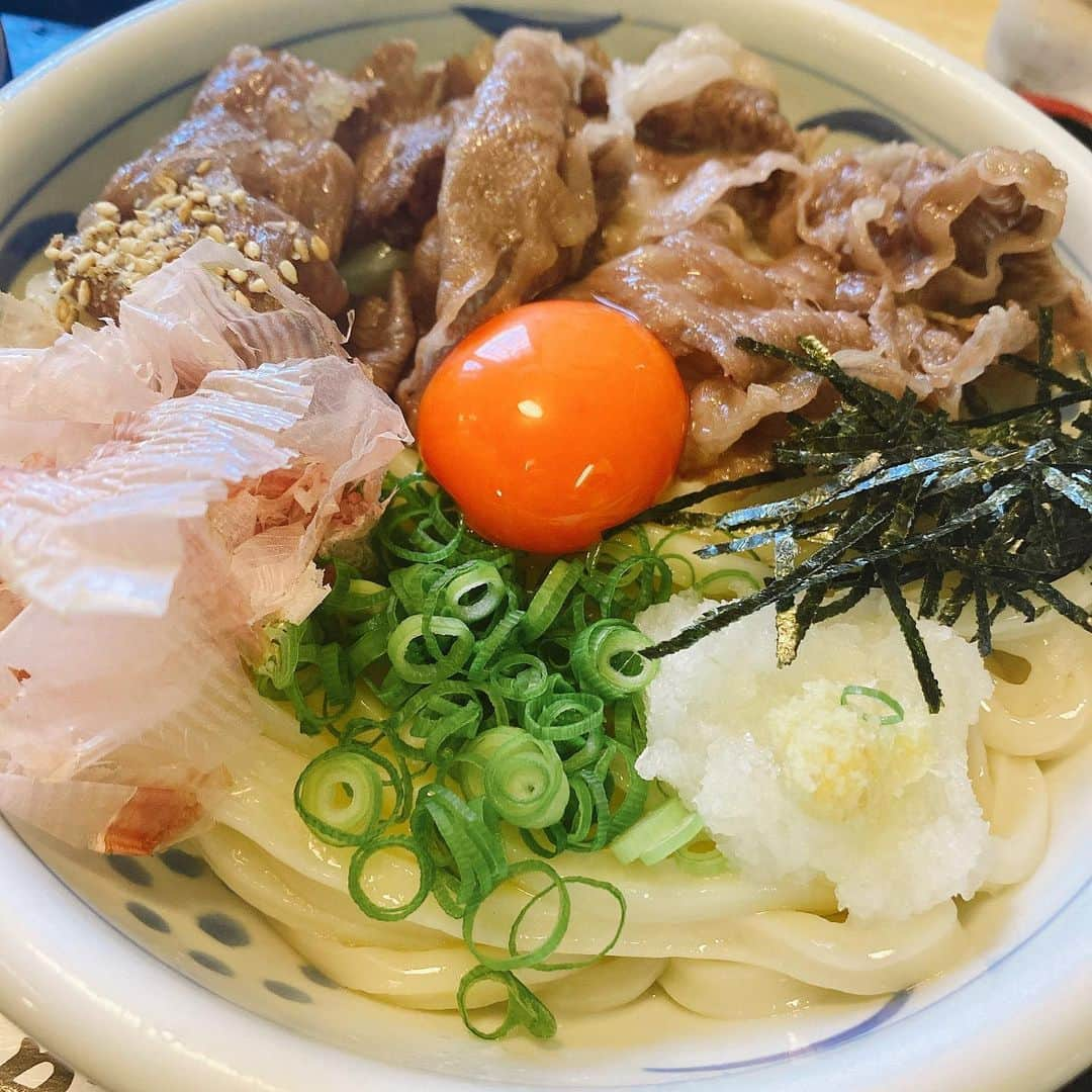 堀川絵美のインスタグラム：「①大阪で一番好きなうどん屋さん【楽々】の和牛肉ぶっかけ。麺の伸びが強くしなやか、喉越しなめらか。あの麺はセクシーです。セクシーヌードルです。 ②宇治のお茶屋さんで頂いた甘味。お茶屋さんのあの香り、たまりません。NIPPON！と叫びたい衝動にかられます。色んなお店で色んな抹茶デザートを提供されているのを見るたび「どれも浅越さんが大好きなやつだなあ、食べさせて差し上げたいなあ」と思うんですよね、これっていわゆる愛ですよね、と先日ご本人に変な告白まがいのことを伝えてしまいました。「へえ」って仰ってました。無表情でした。 ③宇治で人気のたま木亭のパン！パンシューという、硬めのフランスパン生地の中にでっかいベーコンとかジャガイモがゴロゴロ入ってて、なんでか信じられないくらい美味しかった…また行きたい、たま木亭… #うまオーライ #楽々 #宇治 #たま木亭 #浅越さんの和菓子愛はすごい」