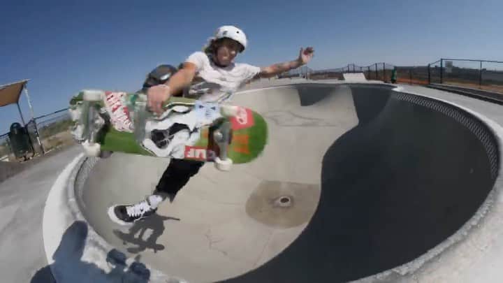 ジョーディン・バラットのインスタグラム：「even though the contest scene hasn’t happened this year, it’s so rad to see a 2020 virtual contest by @exposureskate & see so many girls and woman from all over the world be apart of it! thank you #virtualexposure2020 🙌🏼❤️☺️ congrats to everyone and big congrats to @brycewettstein for taking the win, i’m stoked to be the runner up! huge thanks to @peacocksk8 for filming, ur the man!!」