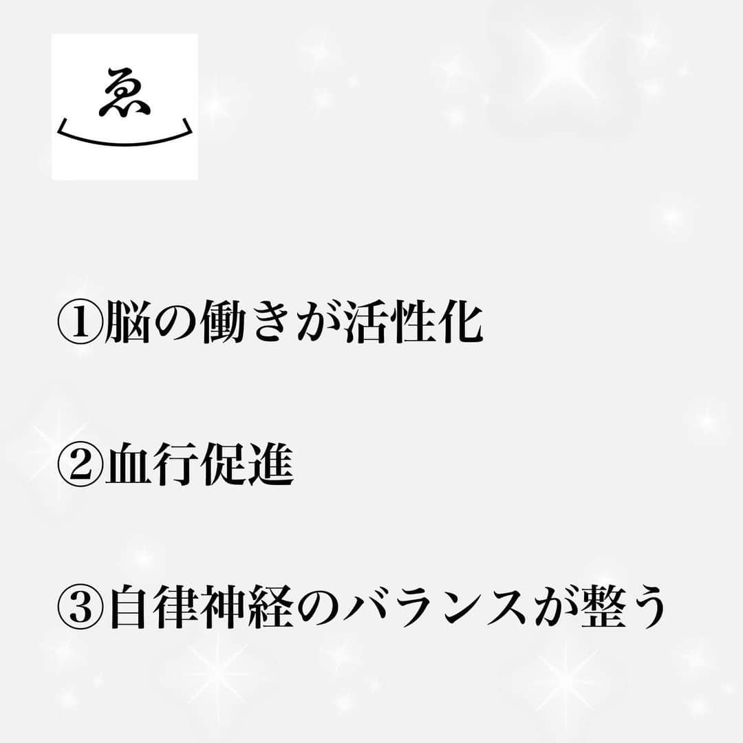 高木ゑみさんのインスタグラム写真 - (高木ゑみInstagram)「お腹の底から笑うと、心も体も元気になった気がしませんか？﻿ 実際、”笑い”が心や体に良いということは医学的に実証されつつあり、最近では病気の予防や治療においても注目を浴びています。﻿ ﻿ 若くて健康な人の体にも1日3000～5000個ものがん細胞が発生しています。﻿ これらのがん細胞や体内に侵入するウイルスなど、体に悪影響を及ぼす物質を退治しているのが、リンパ球の一種であるナチュラルキラー（NK）細胞です✨ ﻿ 諸説ありますが、人間の体内にはNK細胞が50億個もあり、その働きが活発だとがんや感染症にかかりにくくなると言われています。﻿ ﻿ 私たちが笑うと、免疫のコントロール機能をつかさどっている間脳に興奮が伝わり、情報伝達物質の神経ペプチドが活発に生産されます。﻿ ﻿ “笑い”が発端となって作られた”善玉”の神経ペプチドは、血液やリンパ液を通じて体中に流れ出し、NK細胞の表面に付着し、NK細胞を活性化します。その結果、がん細胞やウイルスなどの病気のもとを次々と攻撃するので、免疫力が高まるというわけです。﻿ 逆に、悲しみやストレスなどマイナスの情報を受け取ると、ＮＫ細胞の働きは鈍くなり免疫力もパワーダウンしてしまいます。﻿ ただ、免疫力は強ければよいものではありません。リウマチや膠原病など自己免疫疾患と呼ばれる病気は、免疫システムが体に悪い影響のある物質だけでなく自分自身の体まで攻撃することで引き起こされます。﻿ 実験を行ったところ、”笑い”にはこうした免疫システム全体のバランスを整える効果があることも明らかとなりました。﻿ つまり大いに笑えば、がんやウイルスに対する抵抗力が高まり、同時に免疫異常の改善にも繋がるのです。﻿ ﻿ ﻿ ﻿ 笑うと免疫力が高まるだけでなく、ほかにも体にさまざまな良い効果をもたらすことがわかっています。﻿ （１）脳の働きが活性化﻿ 脳の海馬は、新しいことを学習するときに働く器官。笑うと活性化されて、記憶力がアップします。また、”笑い”によって脳波のなかでもアルファ波が増えて脳がリラックスするほか、意志や理性をつかさどる大脳新皮質に流れる血液量が増加するため、脳の働きが活発になります。﻿ （２）血行促進﻿ 思いきり笑ったときの呼吸は、深呼吸や腹式呼吸と同じような状態。体内に酸素がたくさん取り込まれるため、血のめぐりがよくなって新陳代謝も活発になります。﻿ （３）自律神経のバランスが整う﻿ 自律神経には、体を緊張モードにする交感神経とリラックスモードにする副交感神経があり、両者のバランスが崩れると体調不良の原因となります。通常起きている間は交感神経が優位になっていますが、笑うと交感神経が促進し、その後急激に低下することにより、リラックス効果をもたらすので、交感神経とのスイッチが頻繁に切り替わることになり、自律神経のバランスが整います。﻿ （４）筋力アップ﻿ 笑っているときは心拍数や血圧が上がり、呼吸が活発となって酸素の消費量も増え、いわば”内臓の体操”の状態。静かに過ごすより笑っているほうが、カロリーの消費量が多くなります。さらに、大笑いするとお腹や頬が痛くなるように、腹筋、横隔膜、肋間筋、顔の表情筋などをよく動かすので、多少ながら筋力を鍛えることにもなります。﻿ （５）幸福感と鎮痛作用﻿ 笑うと脳内ホルモンであるエンドルフィンが分泌されます。この物質は幸福感をもたらすほか、”ランナーズハイ”の要因ともいわれ、モルヒネの数倍の鎮静作用で痛みを軽減します。﻿ ﻿ ﻿ “笑える毎日”のコツは、日ごろから自分でおもしろい話を考えて周囲の人に話し、一緒に楽しむこと。﻿ 私の場合はこのインスタはじめ、SNSです！﻿ 常に”笑い”のネタ探しが必要なので、胸の内の不安や心配ごとより外の世界へと注意が向いてきます。﻿ 人を笑わせることに快感まで覚えるようになれば、前向きな気持ち、喜びがさらに健康にプラス効果をもたらすと思います！！﻿ ﻿ よーく笑おう！！！❤️❤️  ﻿ #NK細胞﻿ #ナチュラルキラー細胞﻿ #笑の効果﻿ #笑う門には福来たる﻿ #笑点﻿ #笑う﻿ #幸福感﻿ #鎮痛作用﻿ #自律神経﻿ #血行促進﻿ #脳の活性化﻿ ﻿ ﻿ （引用元：サワイ健康推進課公式HPより）﻿ 長文失礼！！﻿」11月30日 16時05分 - emi.takagi