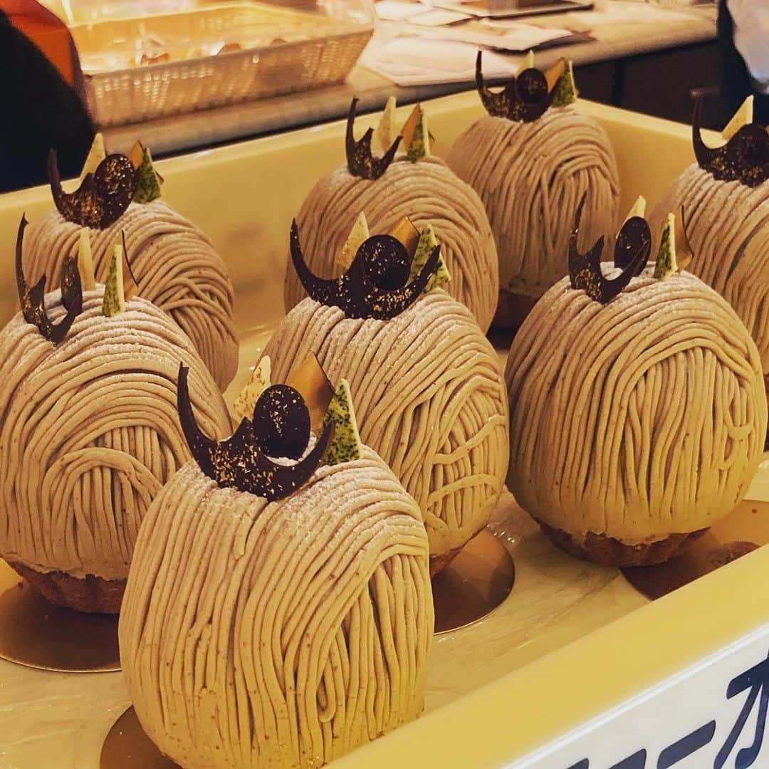 ホテルニューオータニ博多さんのインスタグラム写真 - (ホテルニューオータニ博多Instagram)「. 【季節限定❗️お見逃しなく】.  話題のスーパーモンブラン🌰. 今日もご予約もたくさんあって、続々と店頭に並んでいました❣️.  ニューオータニのグランシェフがこだわる究極の和栗スイーツ。  和栗を引き立てる和素材も進化した「スーパーモンブラン2020」  期間限定の2020年の絶品スイーツをお見逃しなく❣️ @newotani_hakata_official   ■スーパーモンブラン2020 ¥3,300 ※税金、サービス料別  #スーパーモンブラン2020 #スーパーシリーズ #ホテルスイーツ #モンブラン #東京発あっとスイーツ  #福岡スイーツ #福岡ケーキ  #ホテルニューオータニ #ホテルニューオータニ博多 #期間限定 #期間限定スイーツ」11月30日 16時06分 - newotani_hakata_official