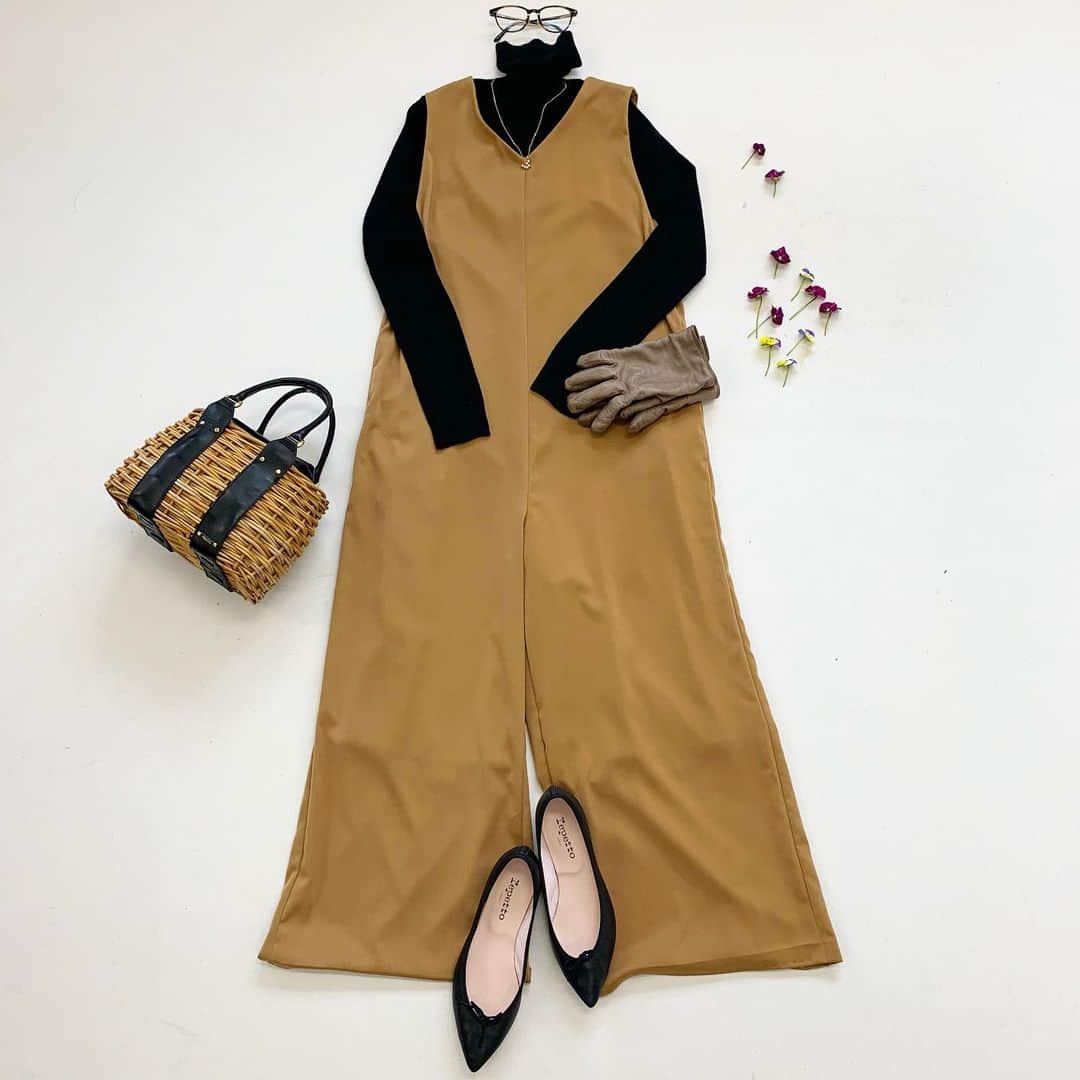 Couleureのインスタグラム：「冬の新しい1着が 出来ました✨ リラックステイストから オケージョンテイストまで 幅広い着こなしが魅力的な サロペットです😊 ・ ・ 【843】Streight-line Salopette is a new style released. From relaxed wear to occasion wear, enjoy exploring a new style! Here it is made in a stretch sateen with a powdery texture (beige) and Toray’s thermal fabric (grey)   #handmade #sewing#手作り #型紙#ハンドメイド大人服#クルールパターンファブリック#洋裁#instafashion#coordinate #handmadeclothes #mamacoordinate #sewingpattern#置き画#patterns#instasewing#handmadewardrobe #memade #handmadewardrobe #sewcialists #indiesewingpatterns」
