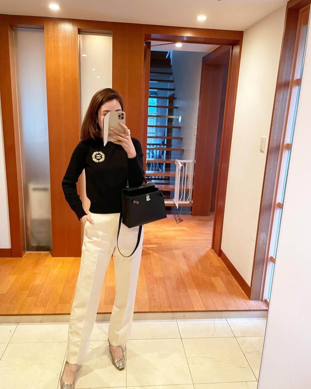 髙田麻紀子のインスタグラム：「❤︎ . 主人に子供達をお願いしてディナーに行った時の🤳✨ . ニット#chanel パンツ#dior パンプス#rogervivier  . #instagram #instalike #instapic #fashion #ootd #outfit #cordinate」