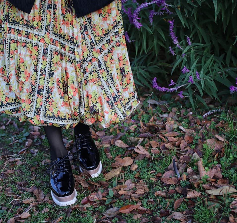 小橋めぐみのインスタグラム：「厚底エナメル靴で、 落ち葉を踏む11月ラスト🍂 #frenchpave #commedesgarcons」