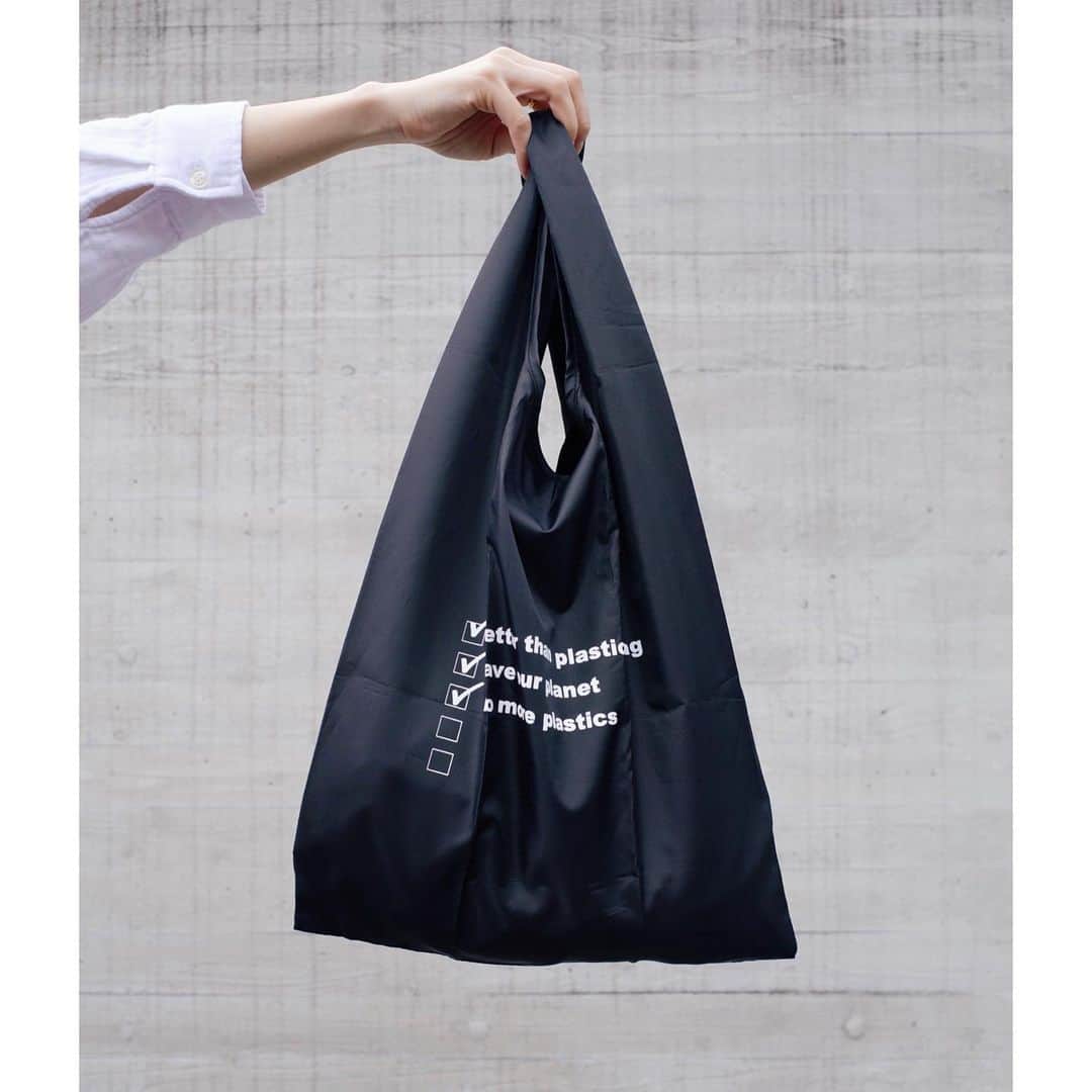 佐藤優里亜さんのインスタグラム写真 - (佐藤優里亜Instagram)「シンプルで使いやすいエコバック作ってみました🤍🖤 折り畳めるので小さいバッグに入れておけるよ！ ・ ✔︎ストーリーハイライトで ・ #ecobag #エコバッグ #sustainable #reusablebags」11月30日 16時15分 - yuriang_